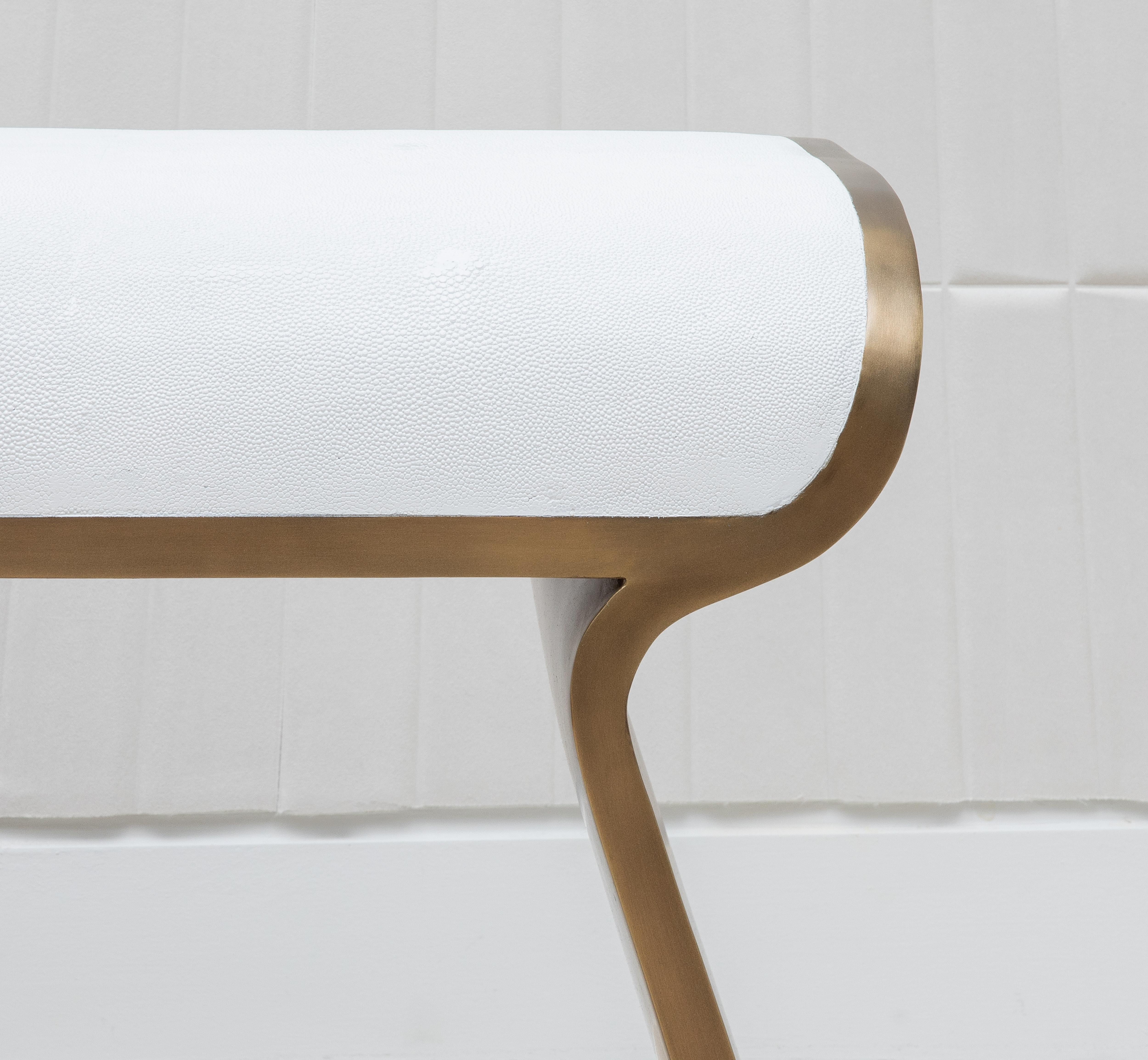 Philippin Banc en galuchat blanc avec pieds en laiton patiné bronze par Kifu Paris en vente