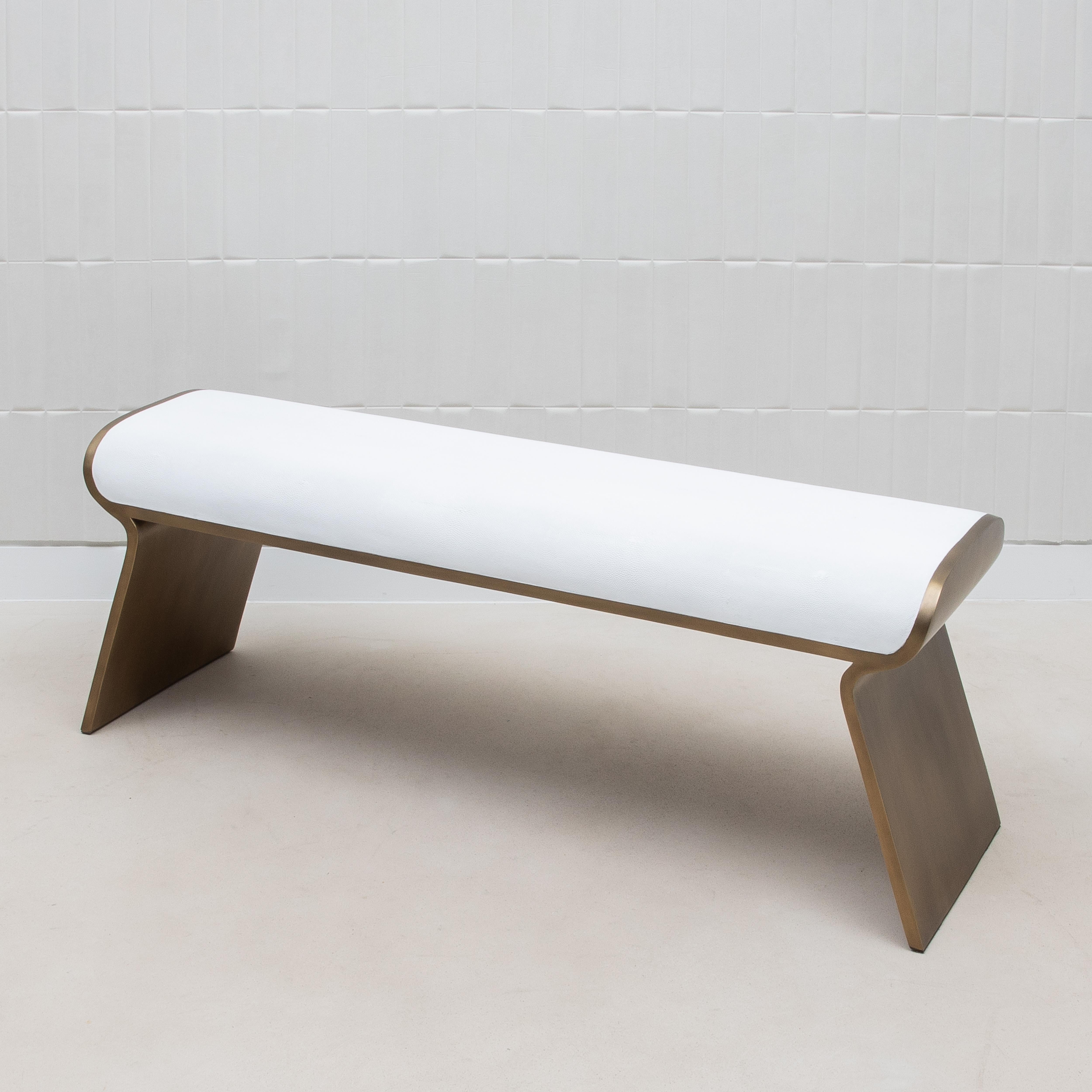Banc en galuchat blanc avec pieds en laiton patiné bronze par Kifu Paris Neuf - En vente à West Hollywood, CA