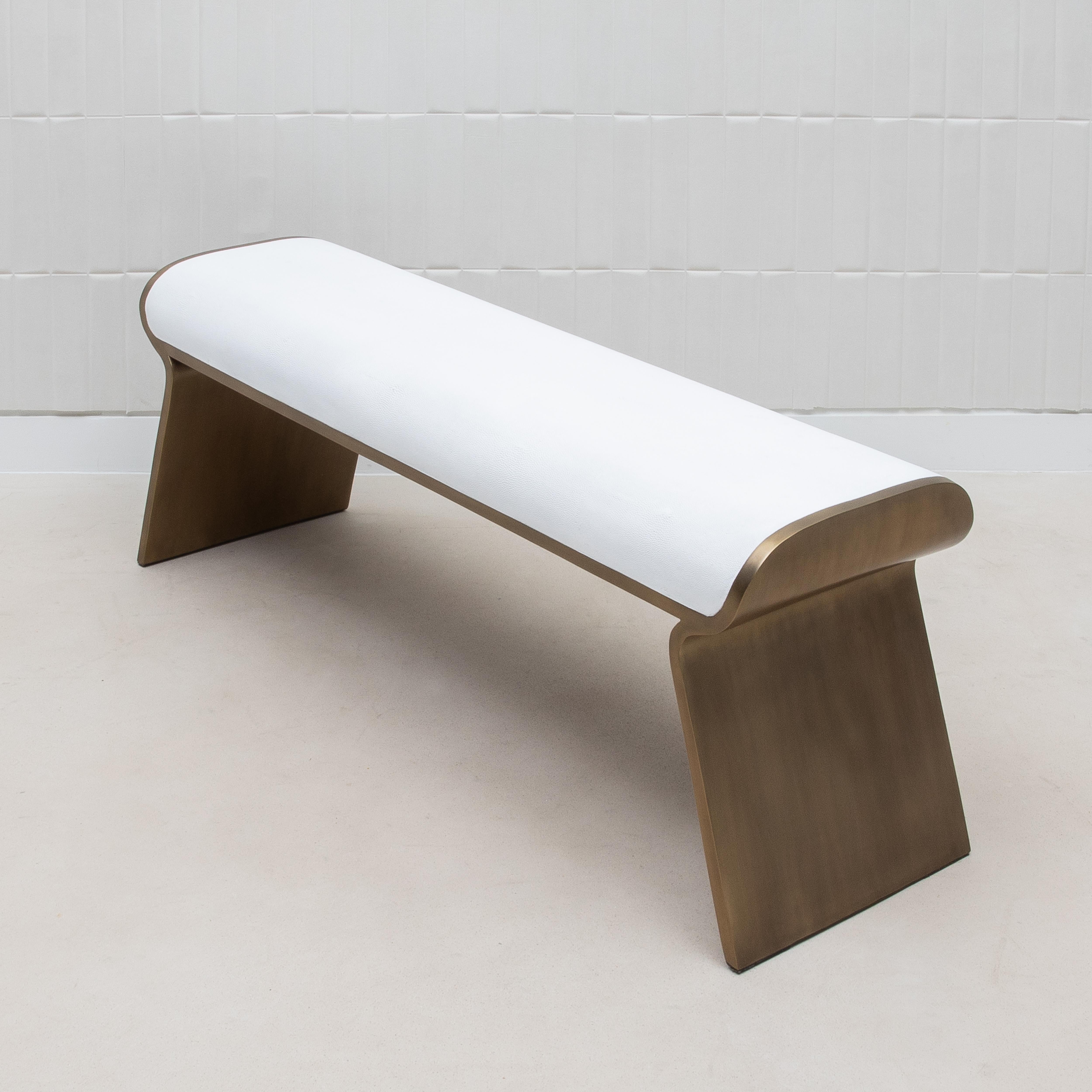 XXIe siècle et contemporain Banc en galuchat blanc avec pieds en laiton patiné bronze par Kifu Paris en vente