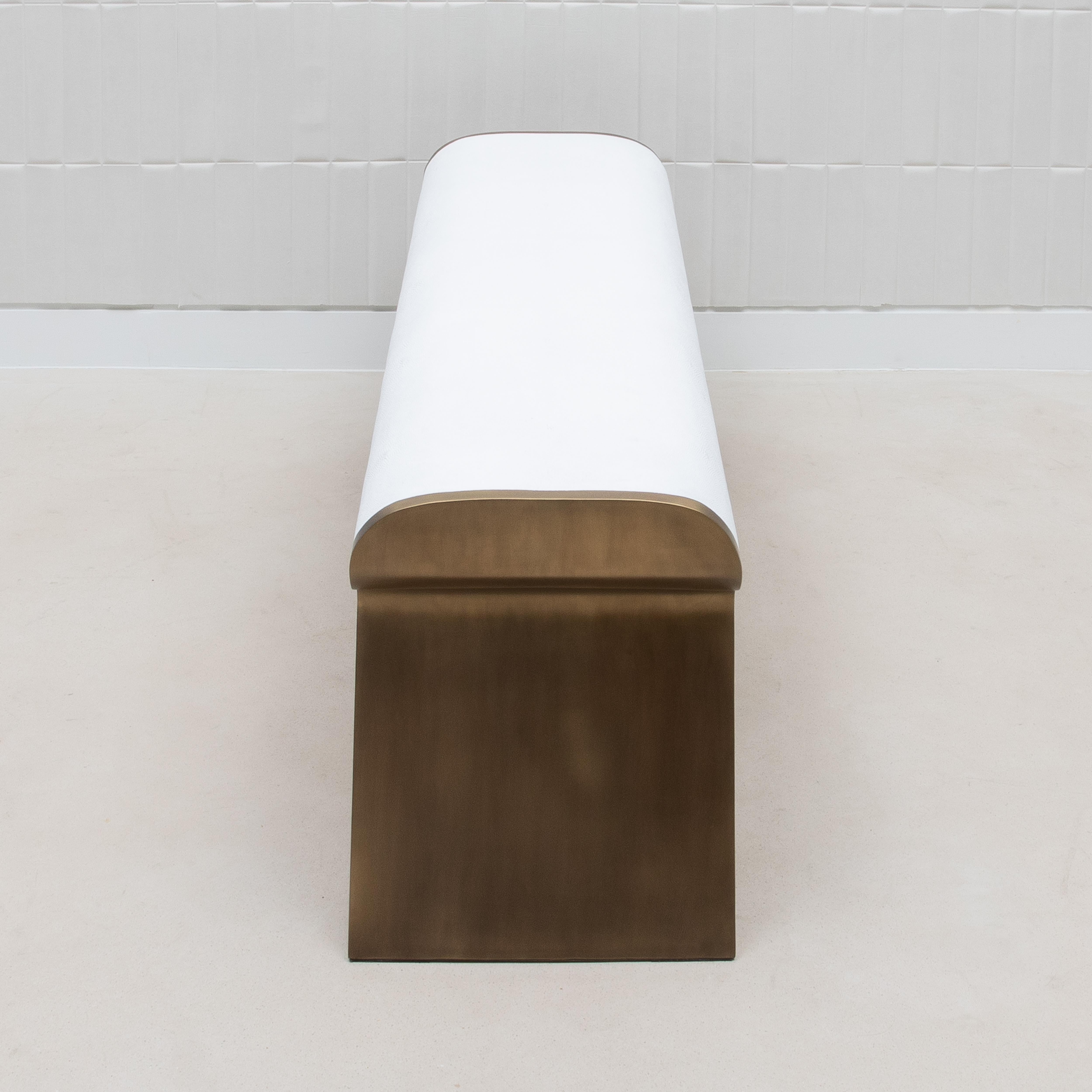 Laiton Banc en galuchat blanc avec pieds en laiton patiné bronze par Kifu Paris en vente