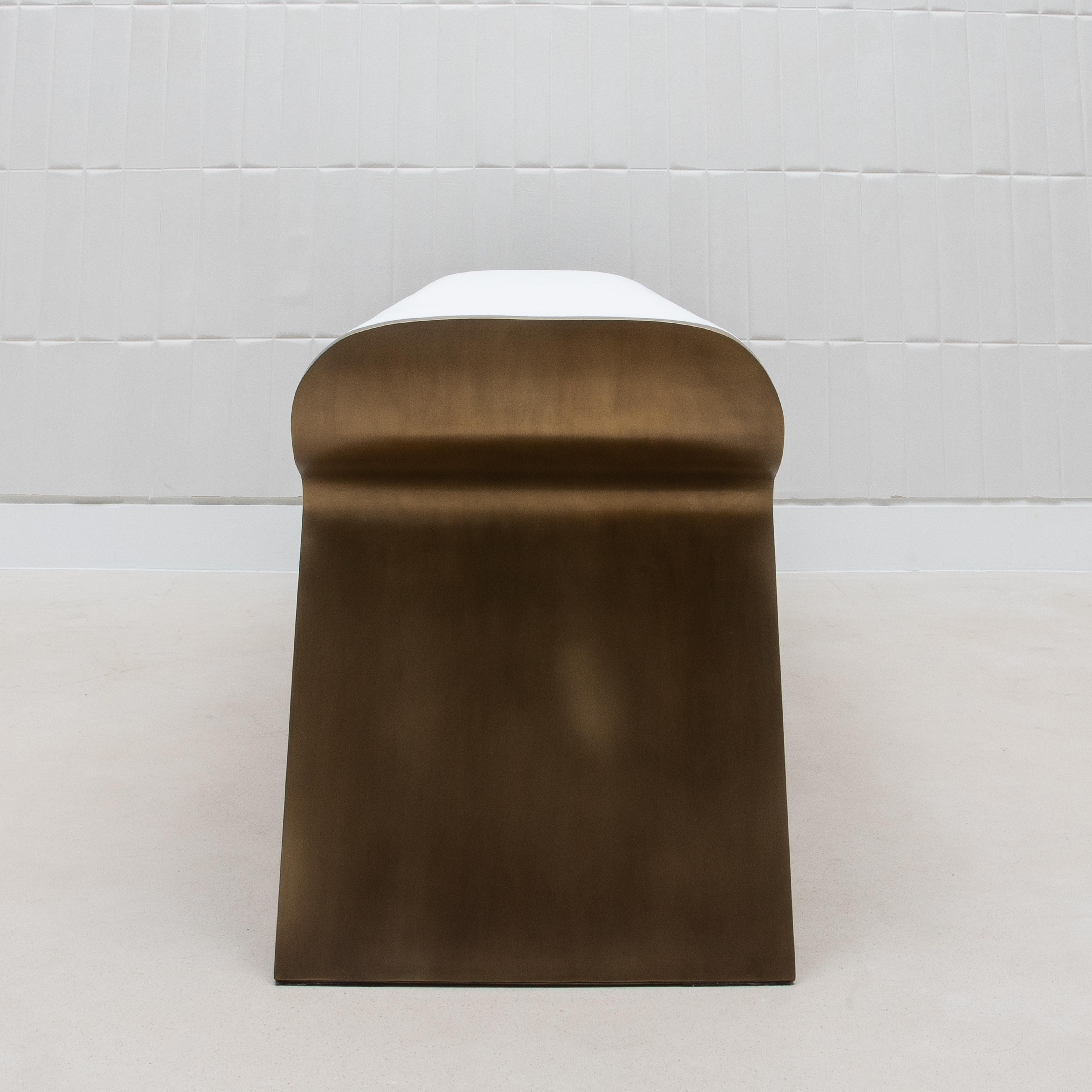 Banc en galuchat blanc avec pieds en laiton patiné bronze par Kifu Paris en vente 1
