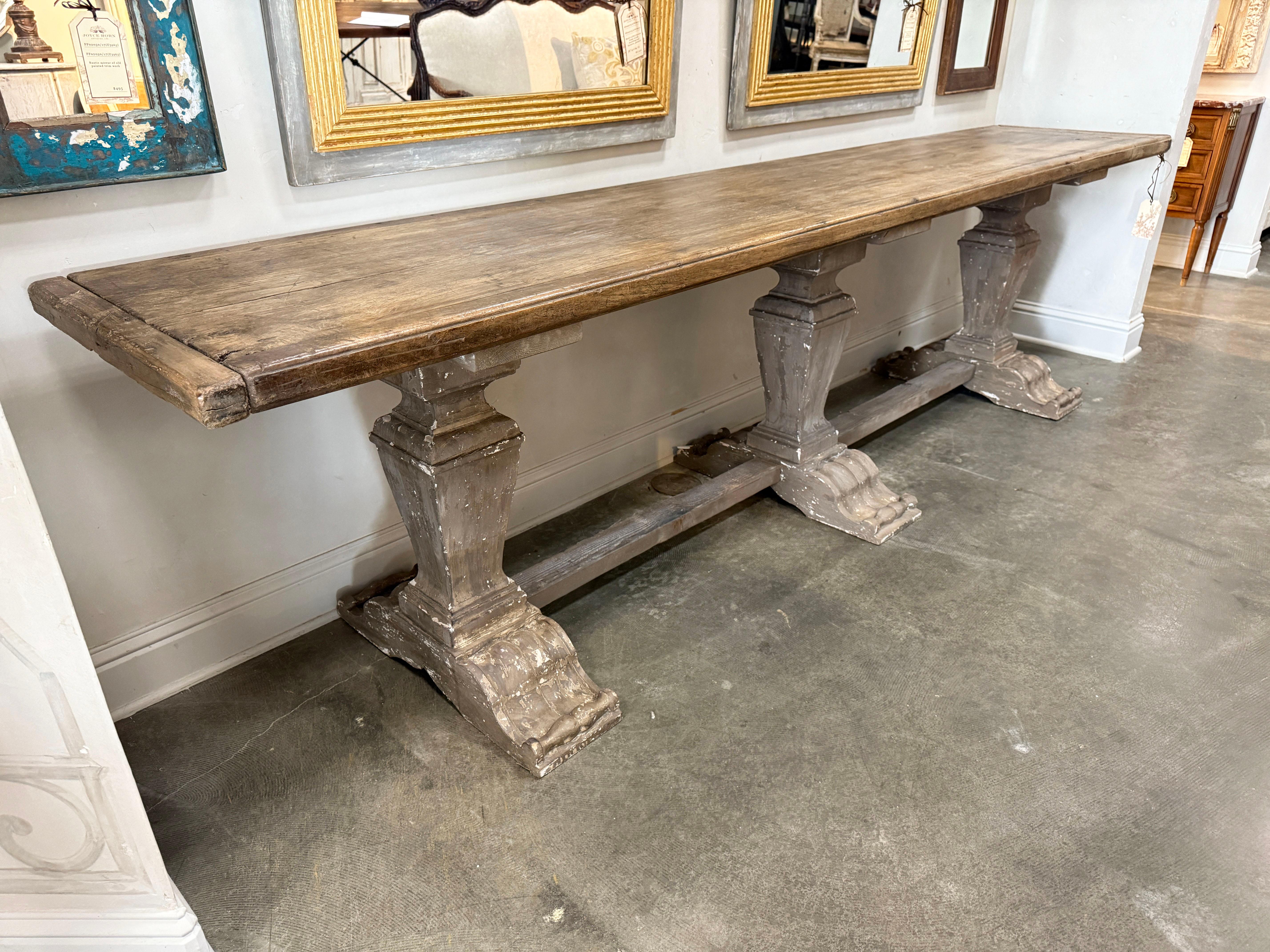 Consolle o tavolo da biblioteca italiano realizzato su panchina, con base dipinta e piano tinto in Oak. Base dipinta con tre gambe e cavalletto di collegamento. Piano solido che forse è stato tagliato per adattarsi alle gambe personalizzate.