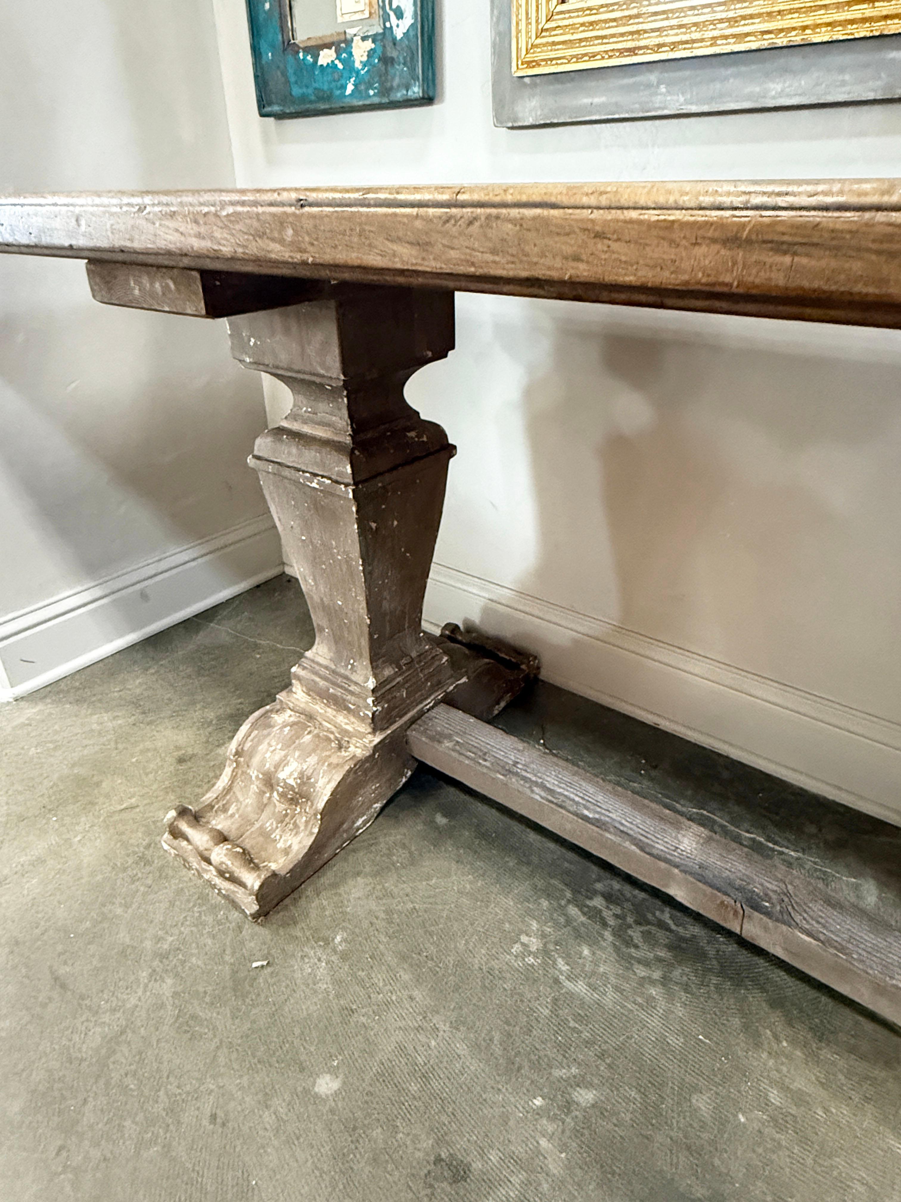 Legno Consolle o tavolo da biblioteca dipinto in stile italiano realizzato su panchina in vendita