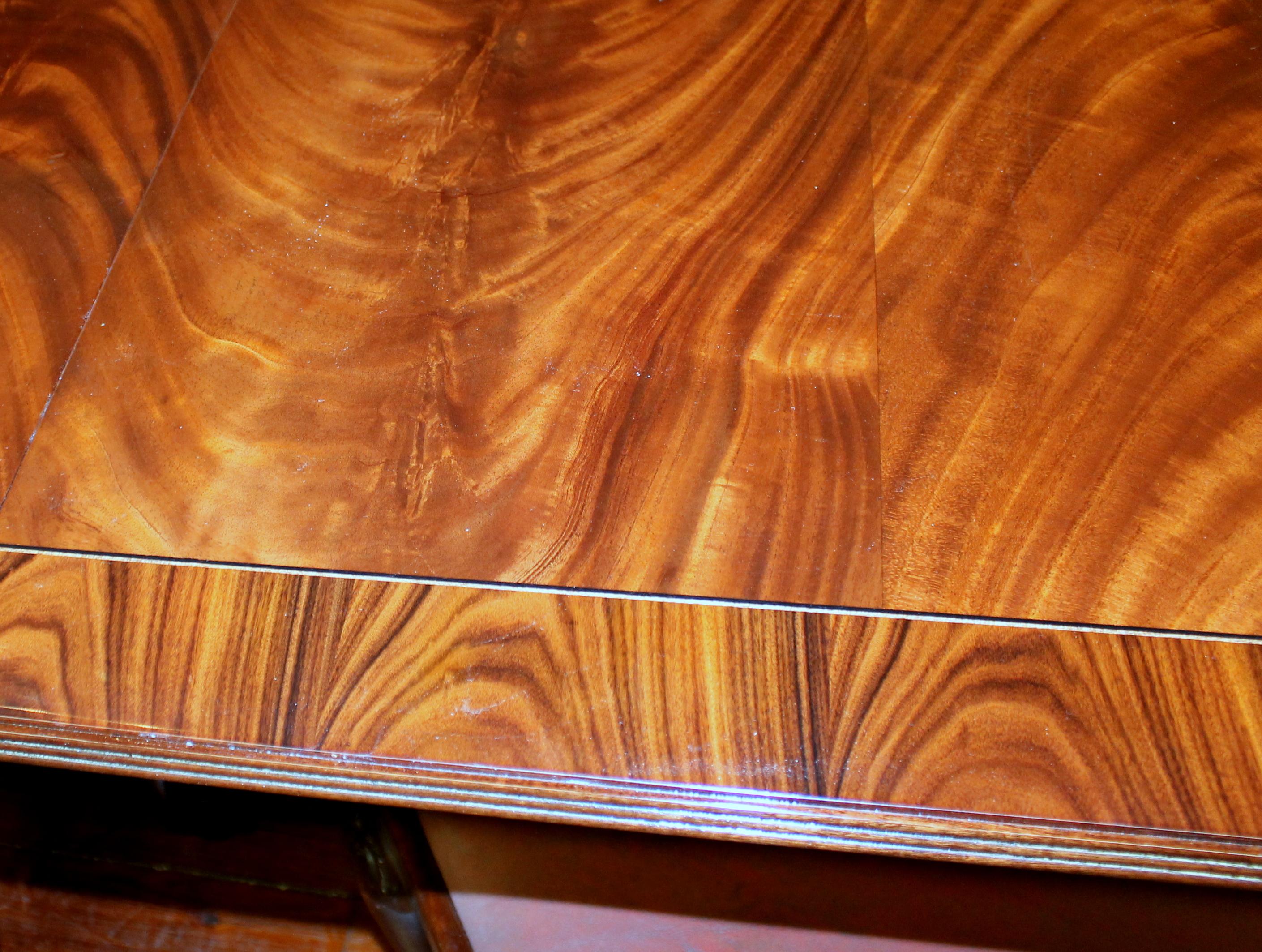 Bench Made Reprod, Inlaid Flame or Crotch Mahogany Sheraton Style Dining Table In Excellent Condition In CHARLESTON, SC