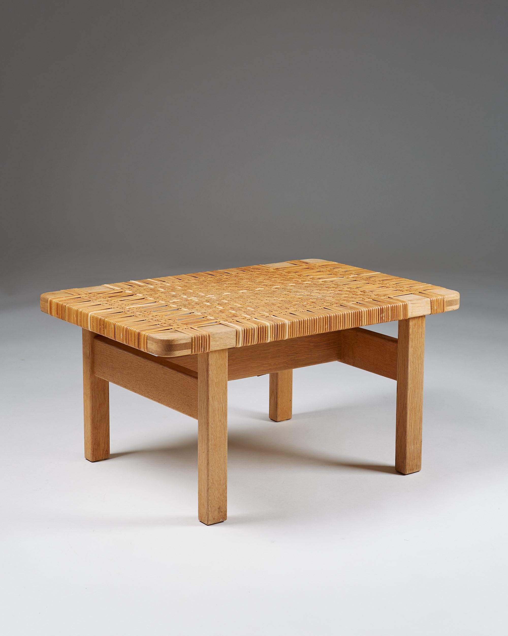 Bench/occasional table model 5273 by Börge Mogensen for Fredericia Stolefabrik, 
Denmark, 1950s. 

Oak and cane.
 