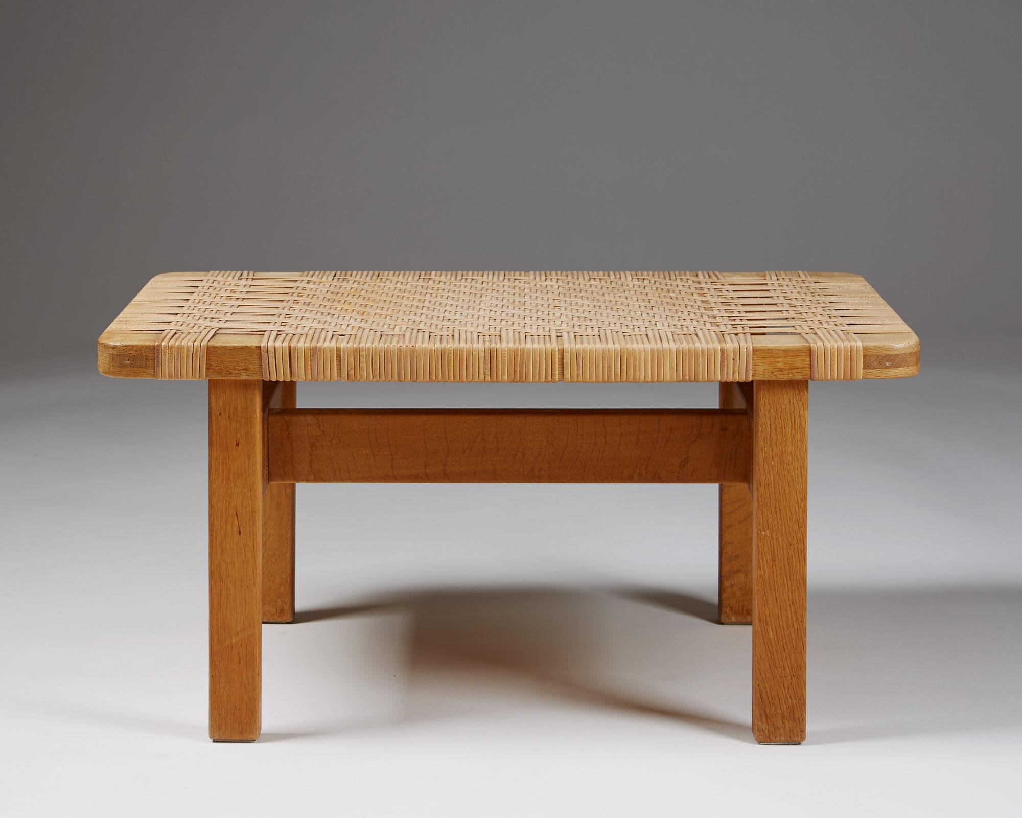 Occasional table or bench model 5273 designed by Börge Mogensen for Fredericia Stolefabrik, 
Denmark, 1950s.

Oak and cane.