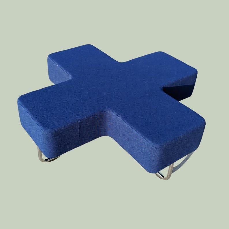 Bench, Modular Seating By Allermuir, Cross Shape, Modern, Commercial Grade In Good Condition For Sale In Rancho Cucamonga, CA