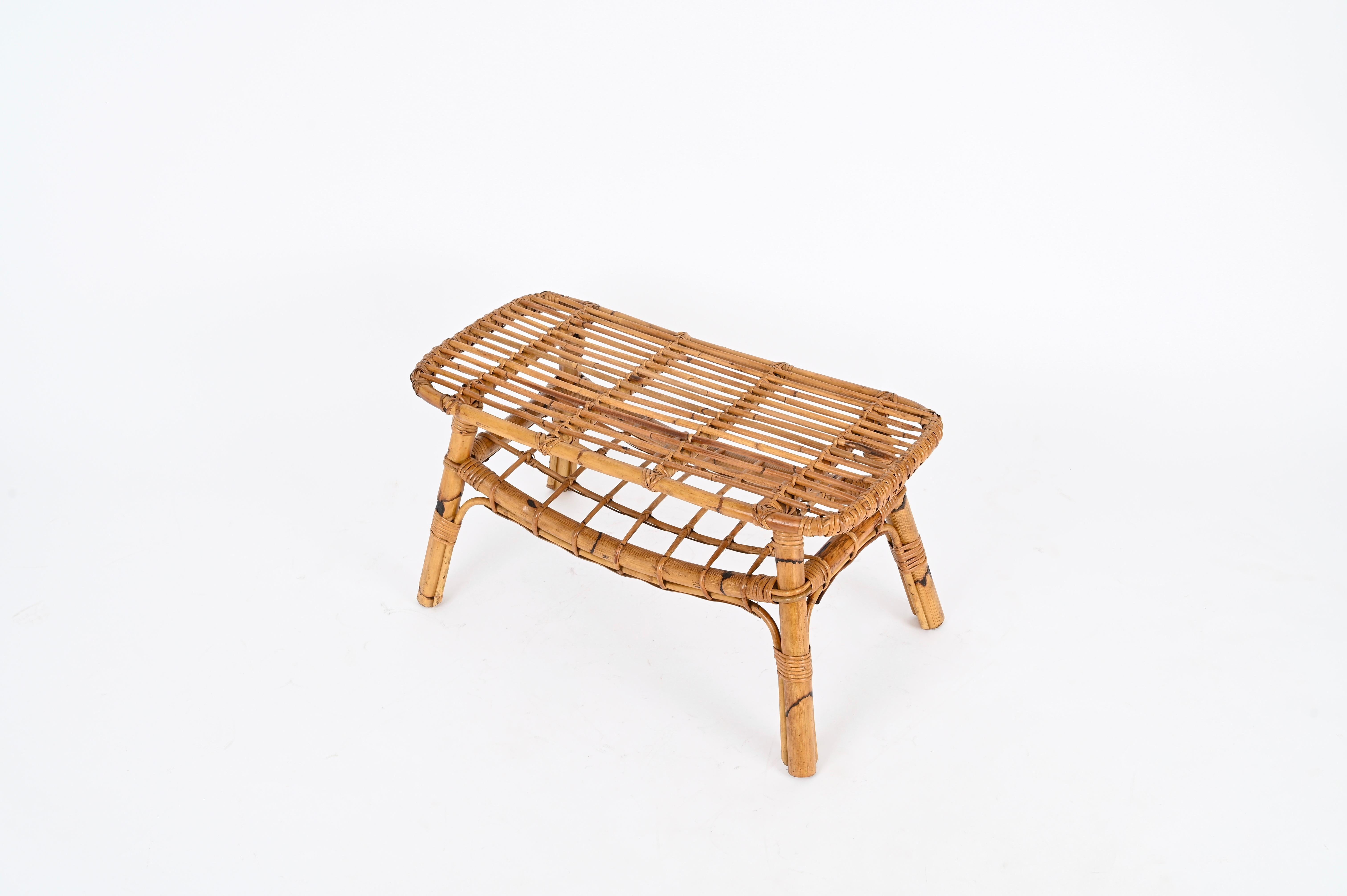 Atemberaubender italienischer Mid-Century Couchtisch oder Bank aus Bambus, Rattan und handgeflochtener Weide. Dieser stilvolle Beistelltisch im Stil der Côte d'Azur wurde in den 1960er Jahren in Italien entworfen und ist ein Werk des Meisters Tito