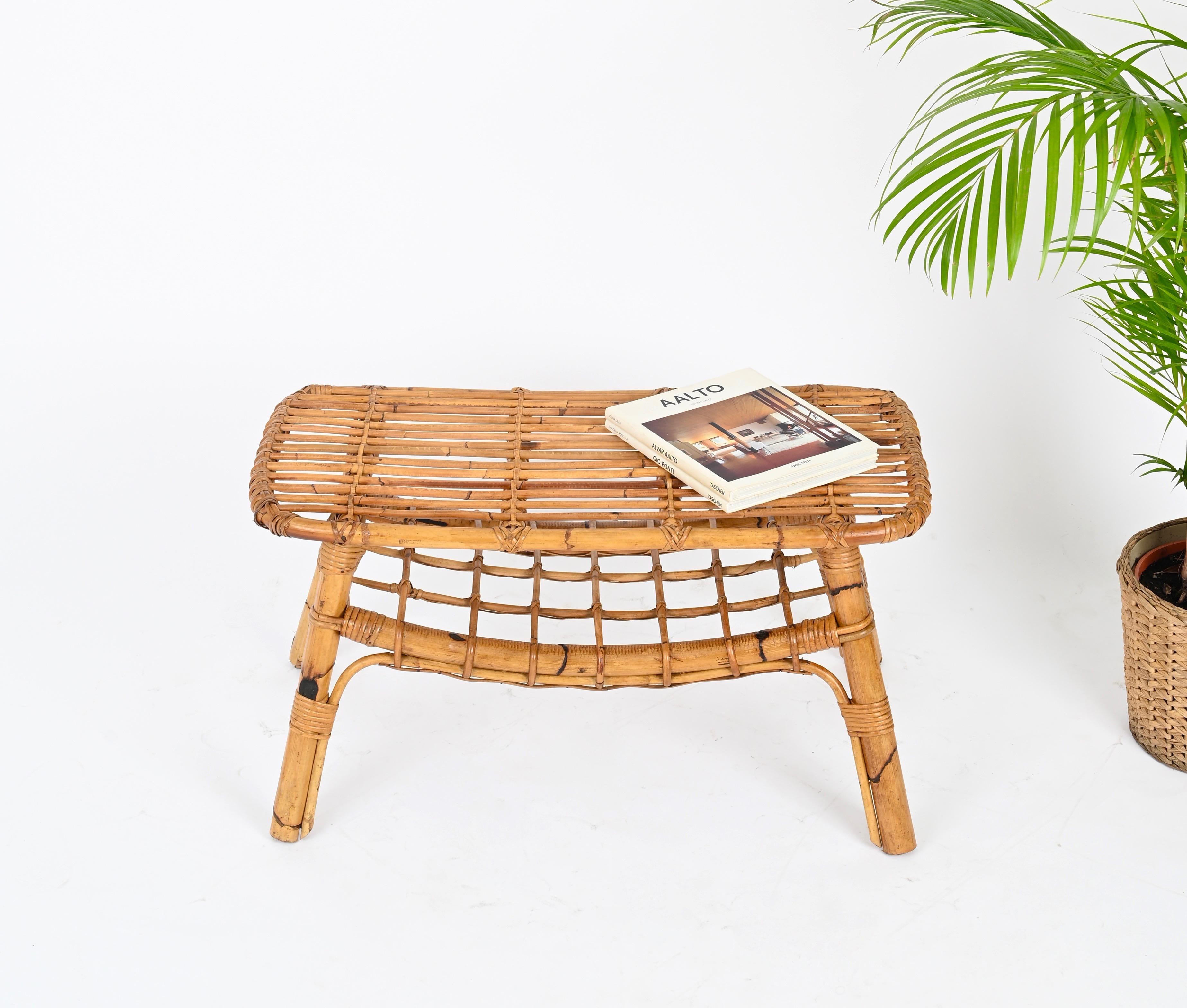 Bank oder Kaffee  Beistelltisch aus Rattan und Korbweide von Tito Agnoli, Italien 1960er Jahre (Italienisch) im Angebot