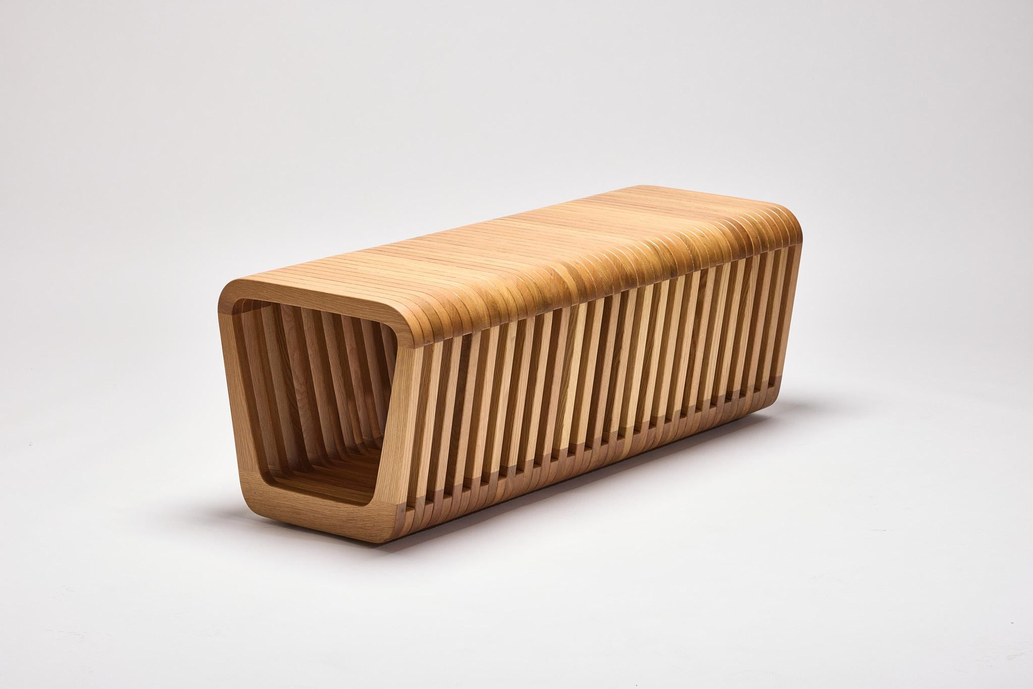La collection LINK se compose de trois éléments élégants : deux versions de bancs et un tabouret. Ces pièces polyvalentes s'adaptent à une variété d'espaces, servant de bancs de lit, de tables basses, de tabourets ou de tables de chevet. Avec leurs