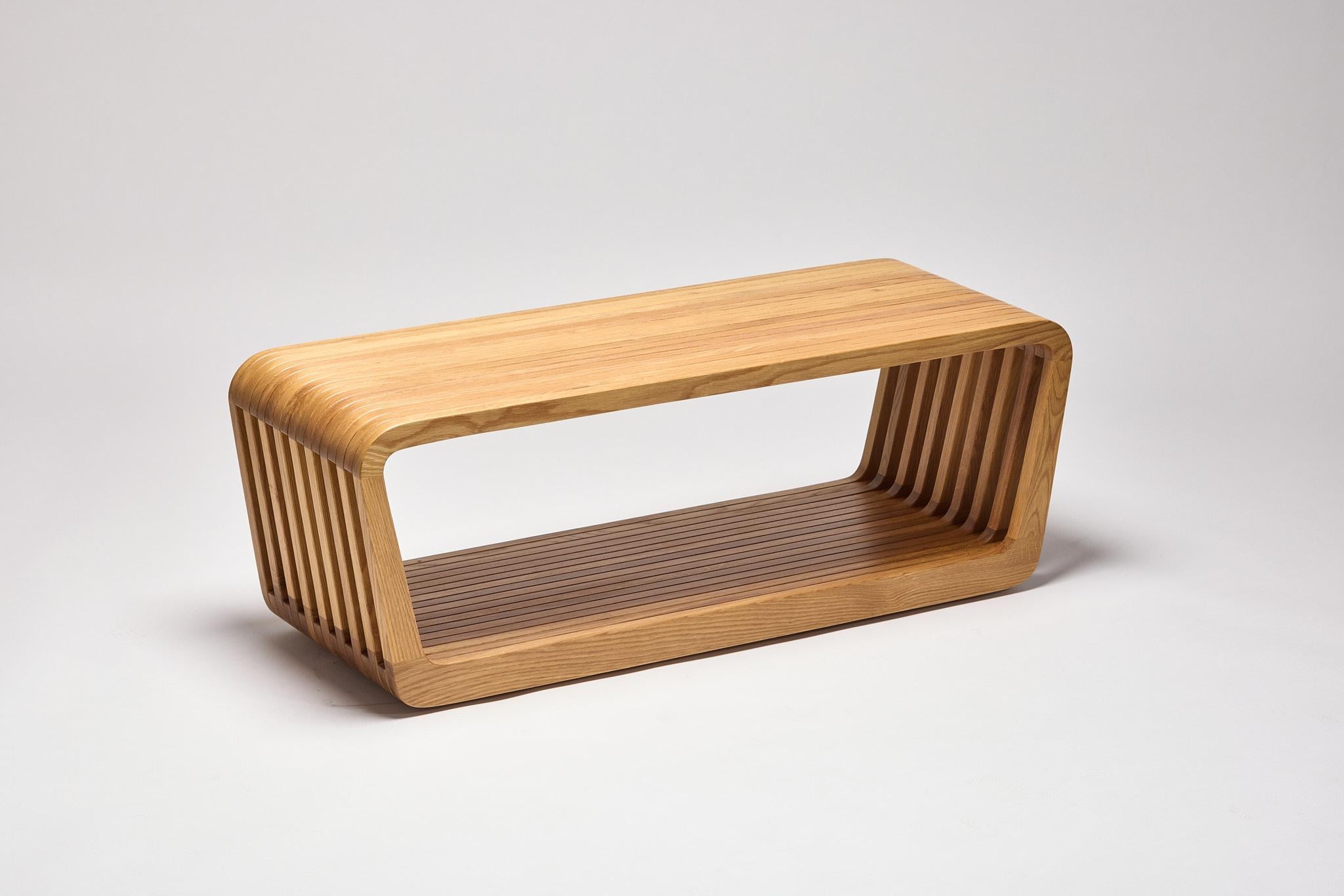 Tavolino o panca contemporanea in lacca lucida o essenza di Wood.

La panca, il tavolo e lo sgabello sono i tre mobili che compongono la collezione Link. Disposti separatamente o collegati tra loro, i pezzi possono essere adattati a ogni interno