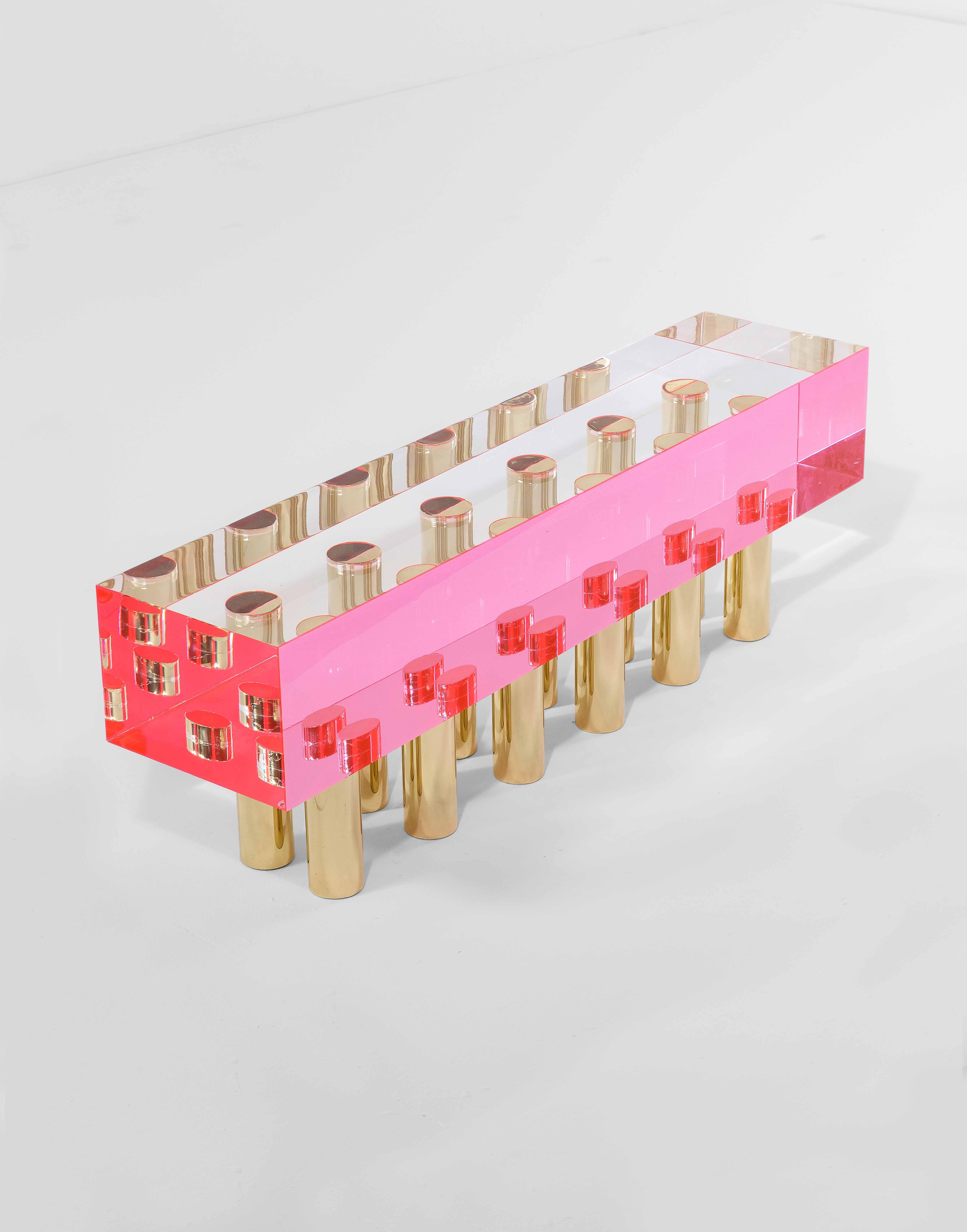 Une belle banquette ou table basse en plexiglas transparent de couleur rose et avec dix pieds en laiton conçue par Studio Superego pour les éditions Superego, en 2018. 

Biographie :
Les éditions Superego sont nées en 2006, menant une activité