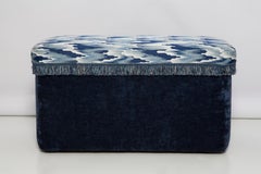 Sitzhocker mit Box, Blauer Fandango Jacquard, von Vintola Studio, Europa, Polen