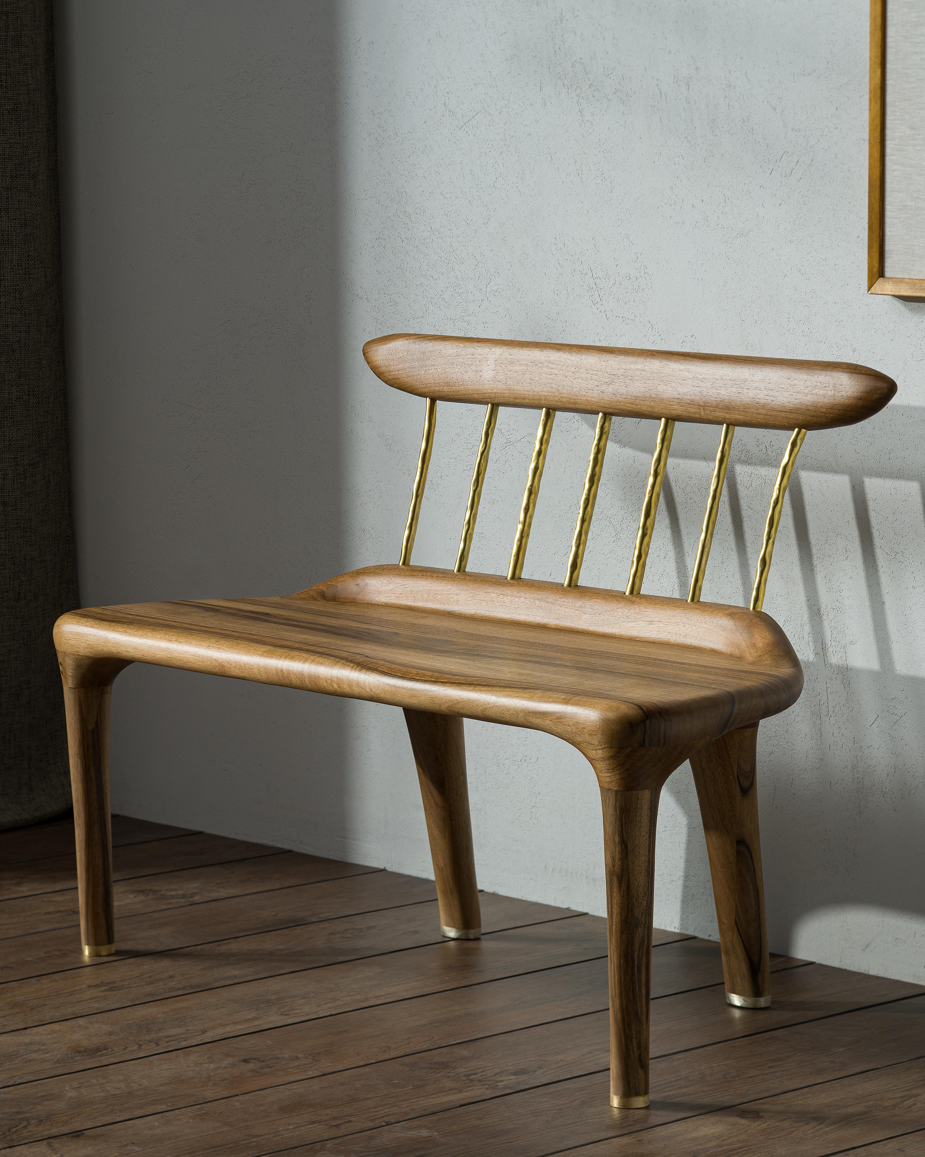 Banc SB 01 par Tomasz Omachel
Dimensions : D 48 x L 106 x H 74 cm. 
MATERIAL : Noyer européen, laiton.

Un banc en bois méticuleusement travaillé présente une combinaison de deux pieds ronds et de deux pieds ovales, chacun orné d'élégants pieds en