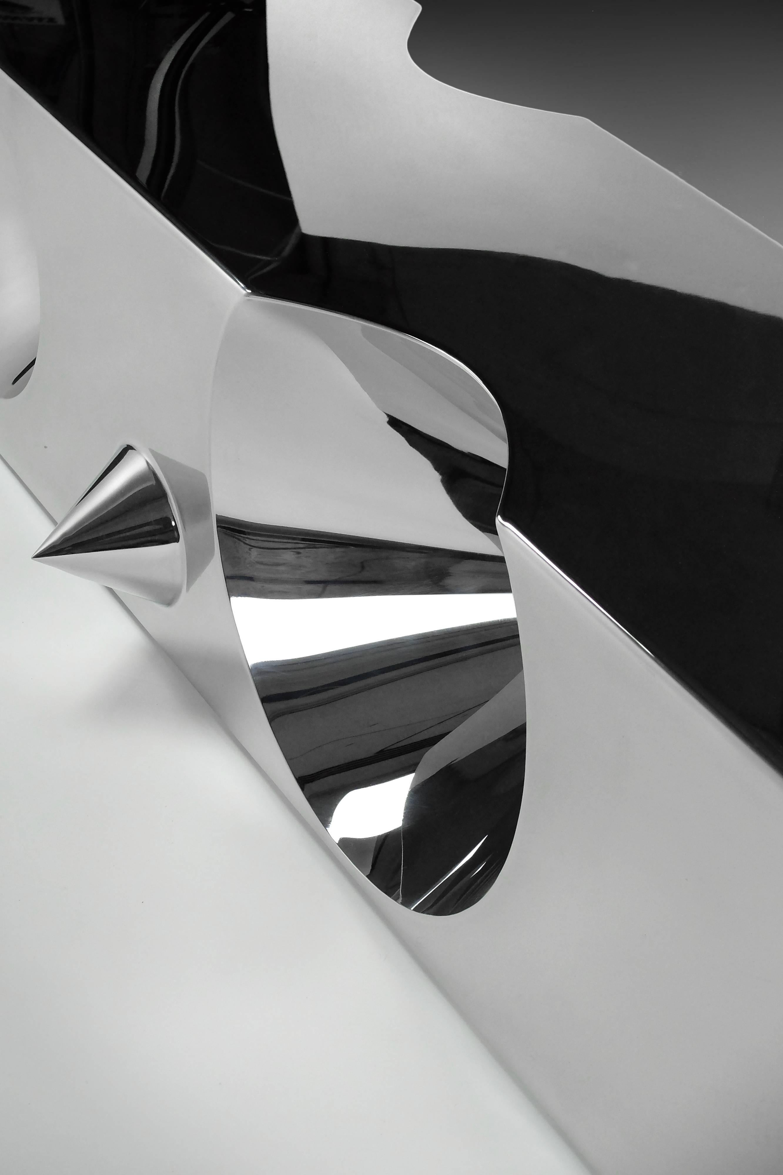 Acier inoxydable Banc Sculpture abstraite miroir avec cônes en acier, intérieur et extérieur, Italie en vente
