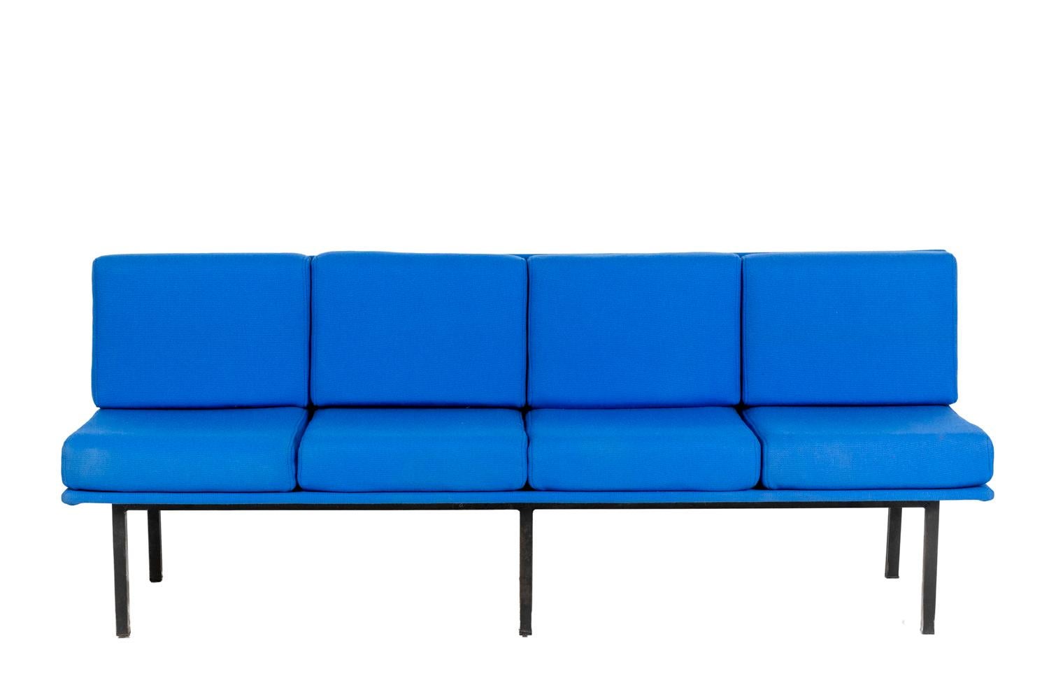 Bench with backrest, standing on a base, made up of six legs, in black lacquered metal. Blue color fabric.

French work realized in the 1960s.