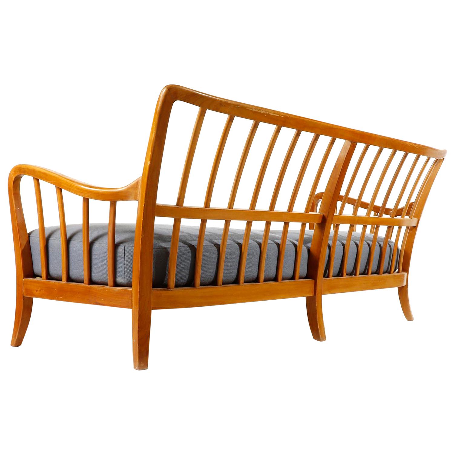 Ein freistehender 3-Sitzer, hergestellt von Thonet, Österreich, in den späten 1930er oder frühen 1940er Jahren.
Das Design wird Josef Frank zugeschrieben.
Dieser bequeme und handgefertigte Sessel ist aus warm getöntem Buchenholz mit zwei losen Sitz-