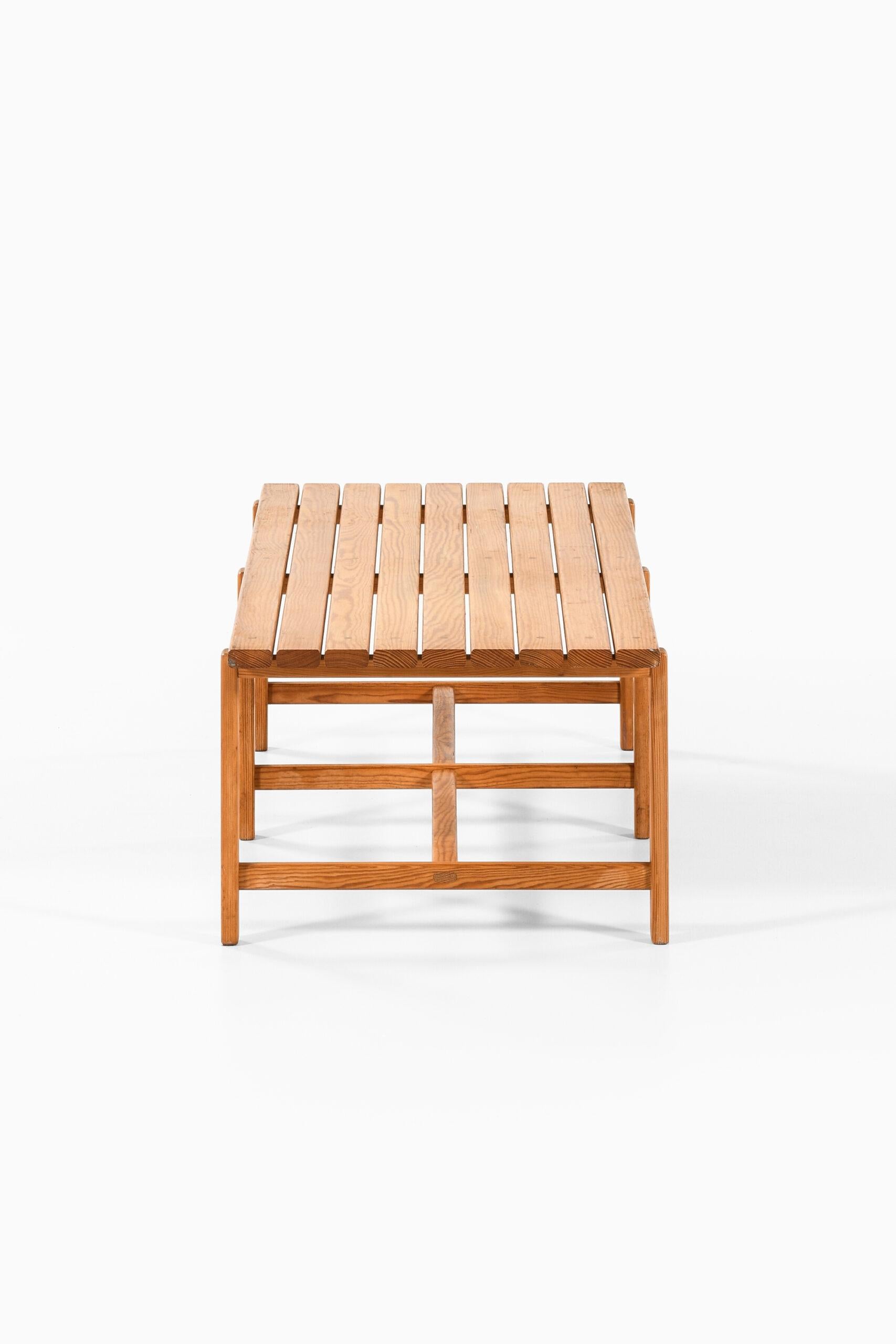 Milieu du XXe siècle Banc / Table d'appoint produite en Suède en vente
