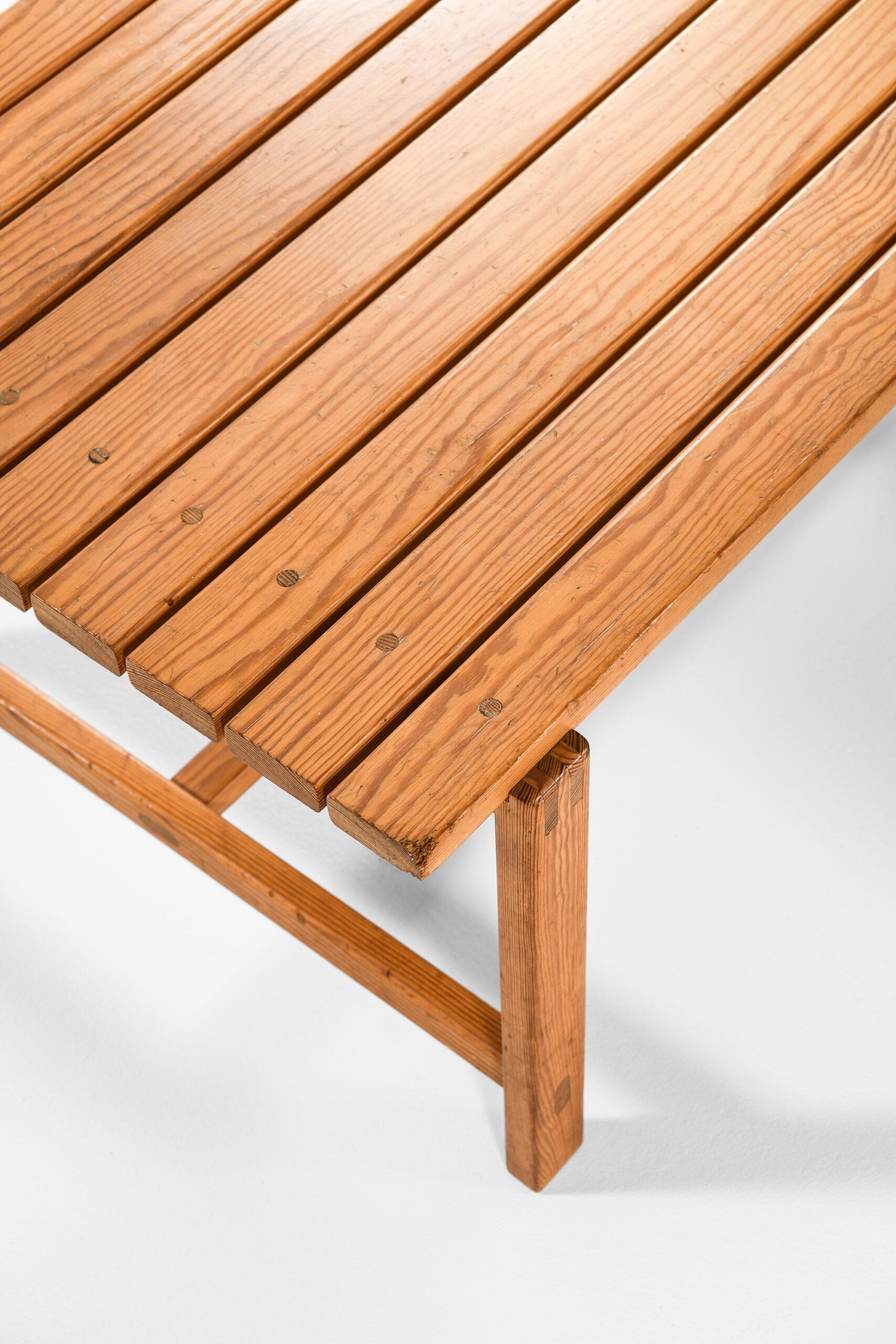 Milieu du XXe siècle Banc / Table d'appoint produite en Suède en vente