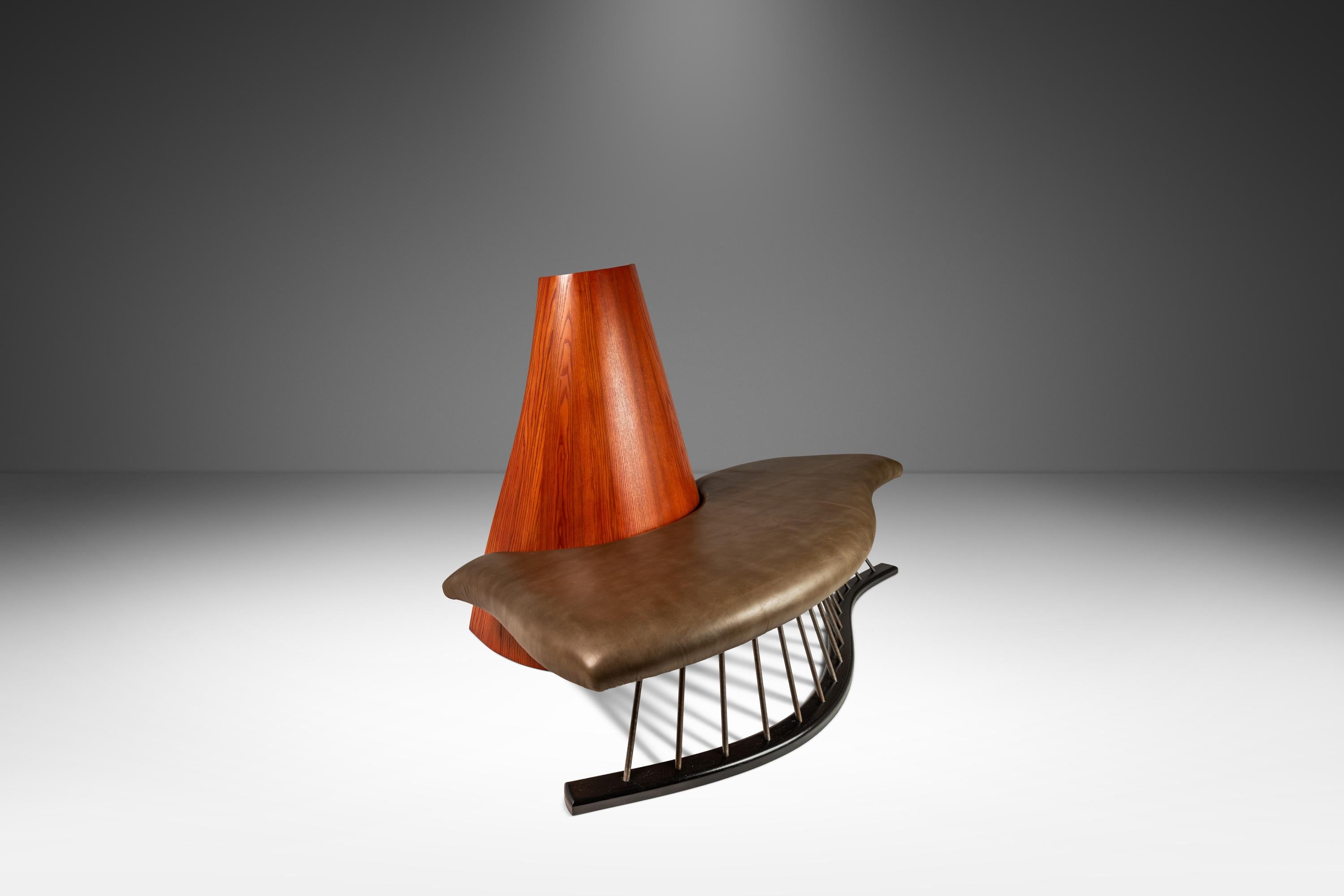  Voici une extraordinaire banquette à trois places post-moderne, fabriquée en atelier à la manière de Thomas Stender. Tout à fait unique, de forme libre et définitivement une pièce unique, ce banc artistiquement conçu est instinctivement