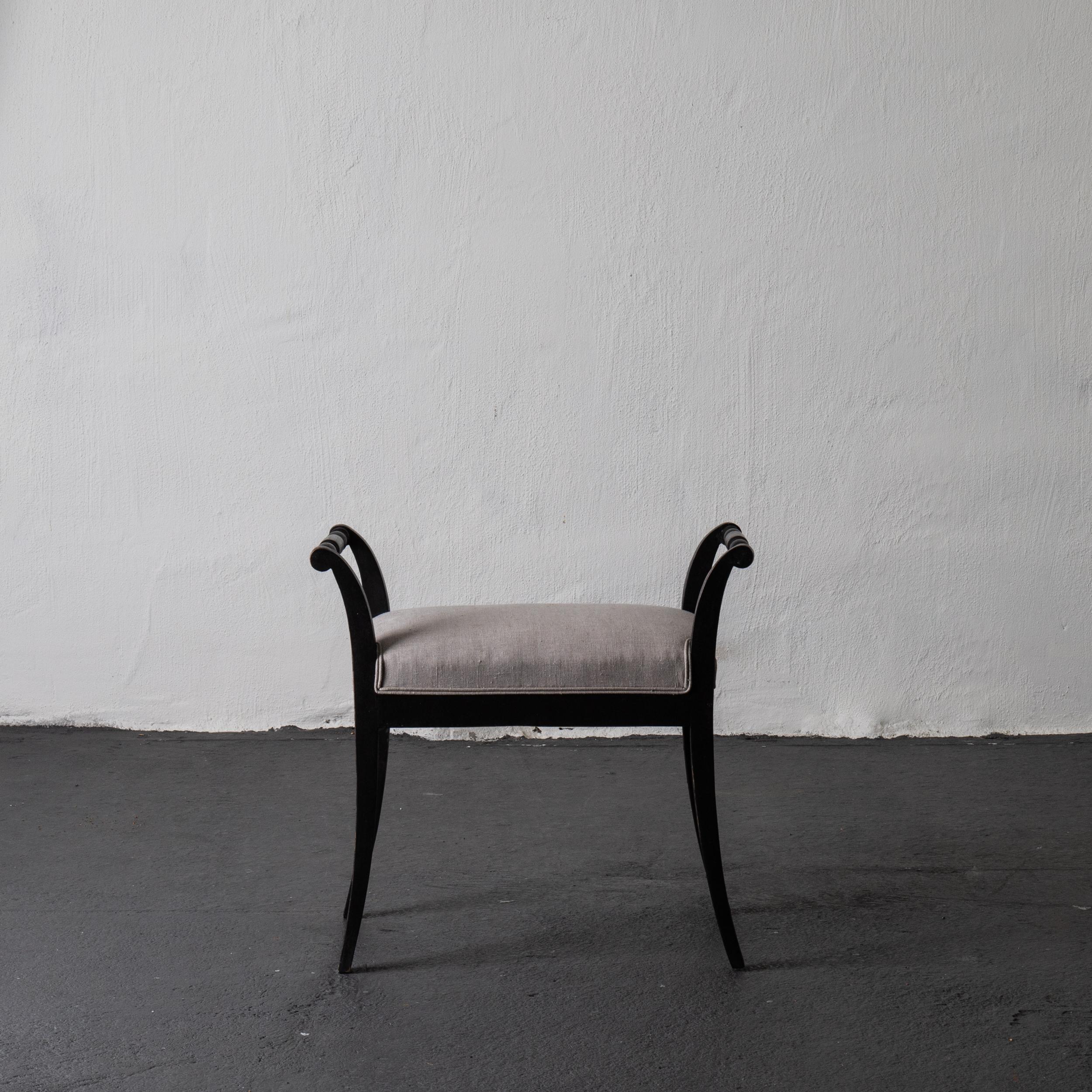 Bench Swedish Black 19th Beige Linen century Sweden. A stool made during the 19th century in Sweden. Painted in our Laserow Black and upholstered in a beige linen. 

