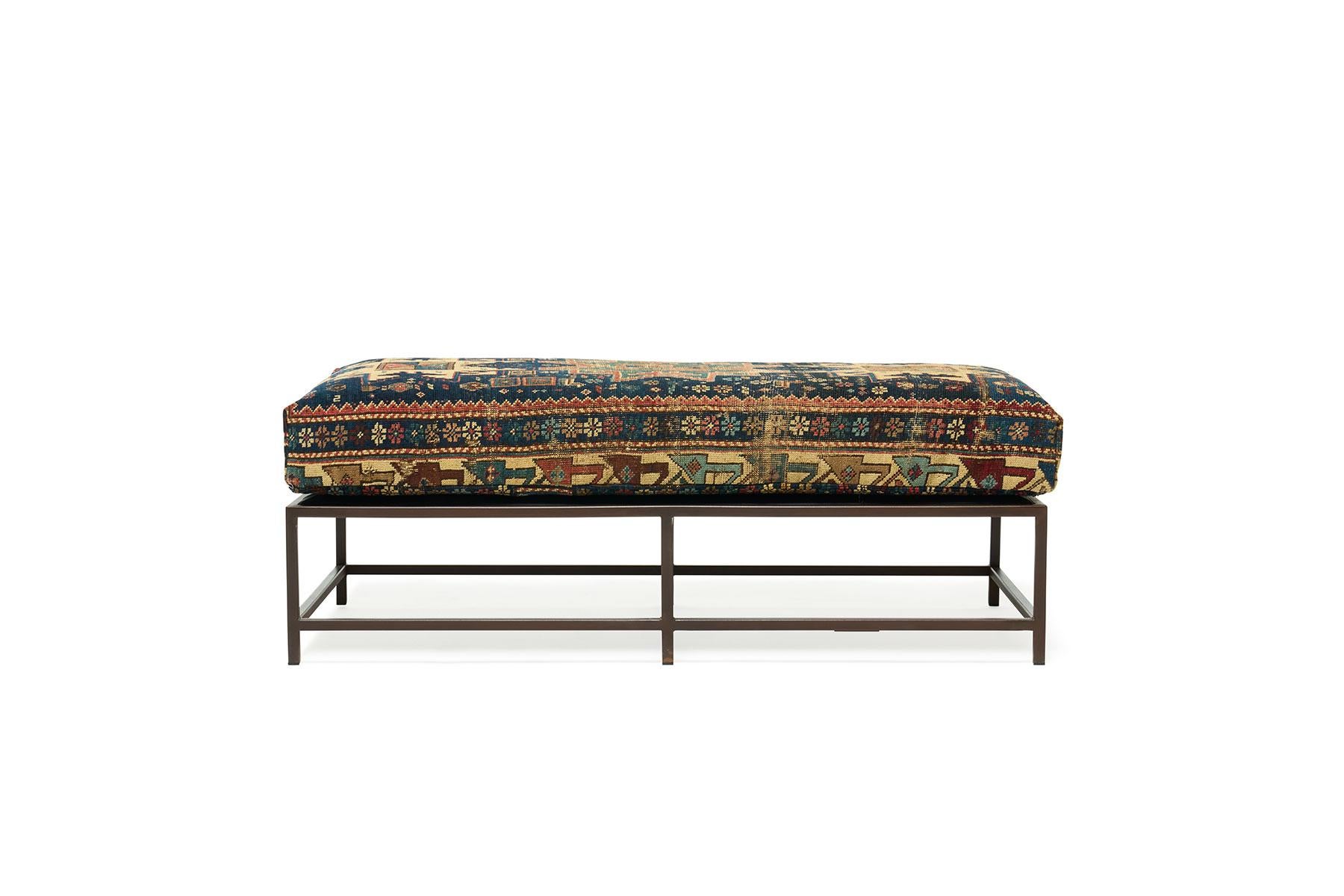 Ce banc, dans le style de la collection Kenn Inheritance de Stephen, a été tapissé d'un tapis ancien de la collection de tapis King Kennedy. Le textile a été réparé et renforcé avec amour, sans perdre le beau caractère qui résulte d'un âge et d'une