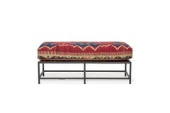 Banco con tapicería de alfombra antigua