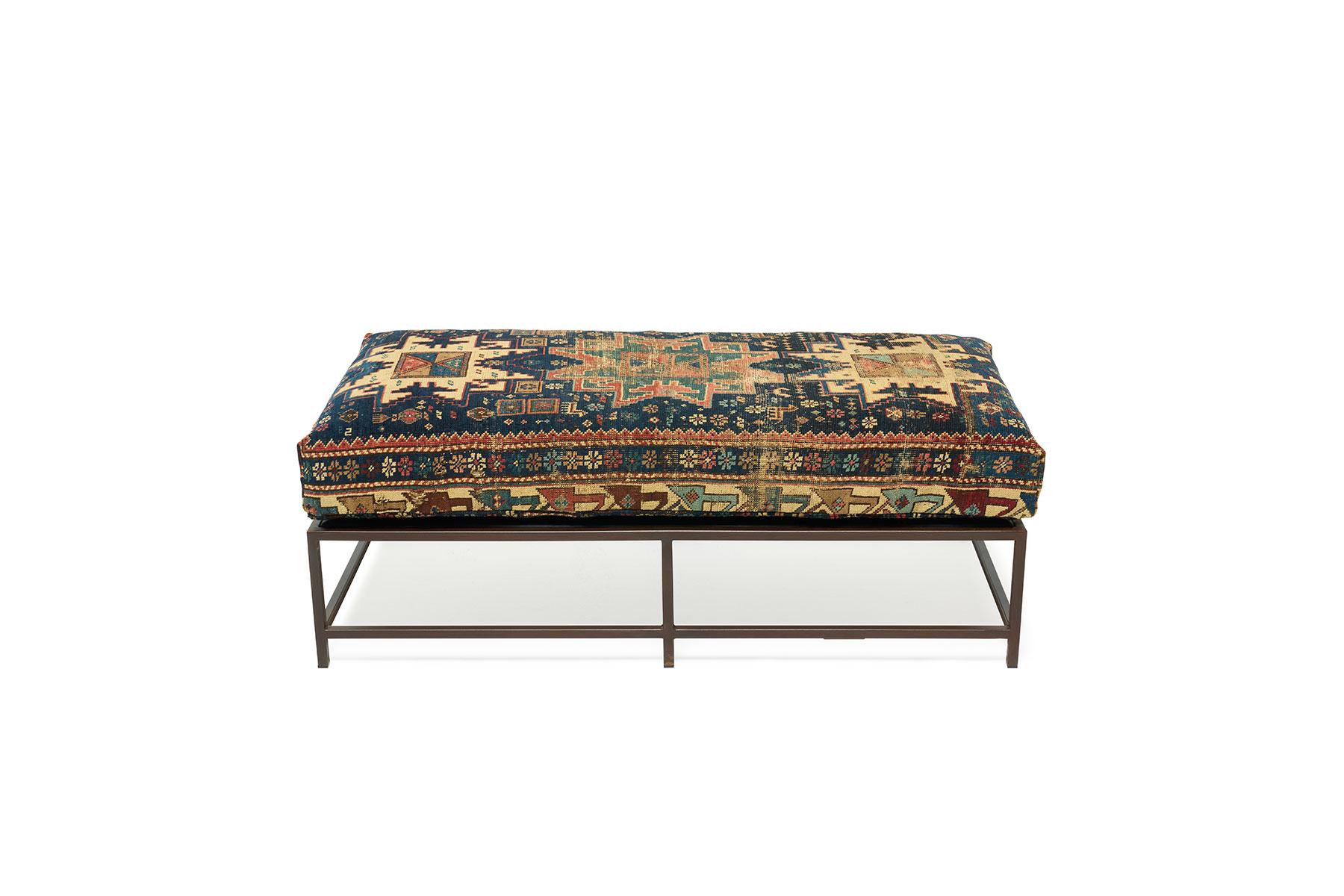 Américain Banc avec tissu d'ameublement de tapis antique en vente