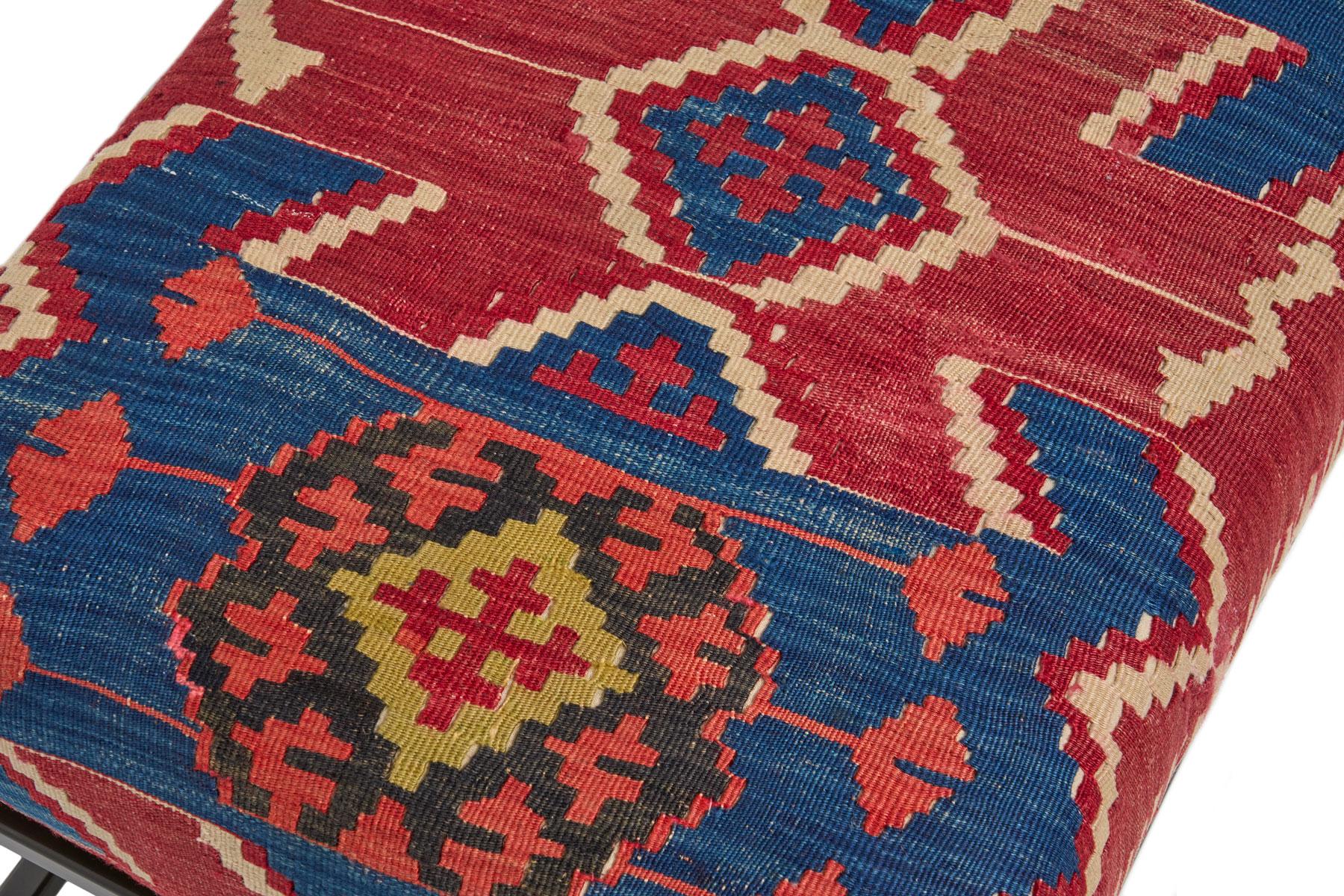 XXIe siècle et contemporain Banc avec tissu d'ameublement de tapis antique en vente