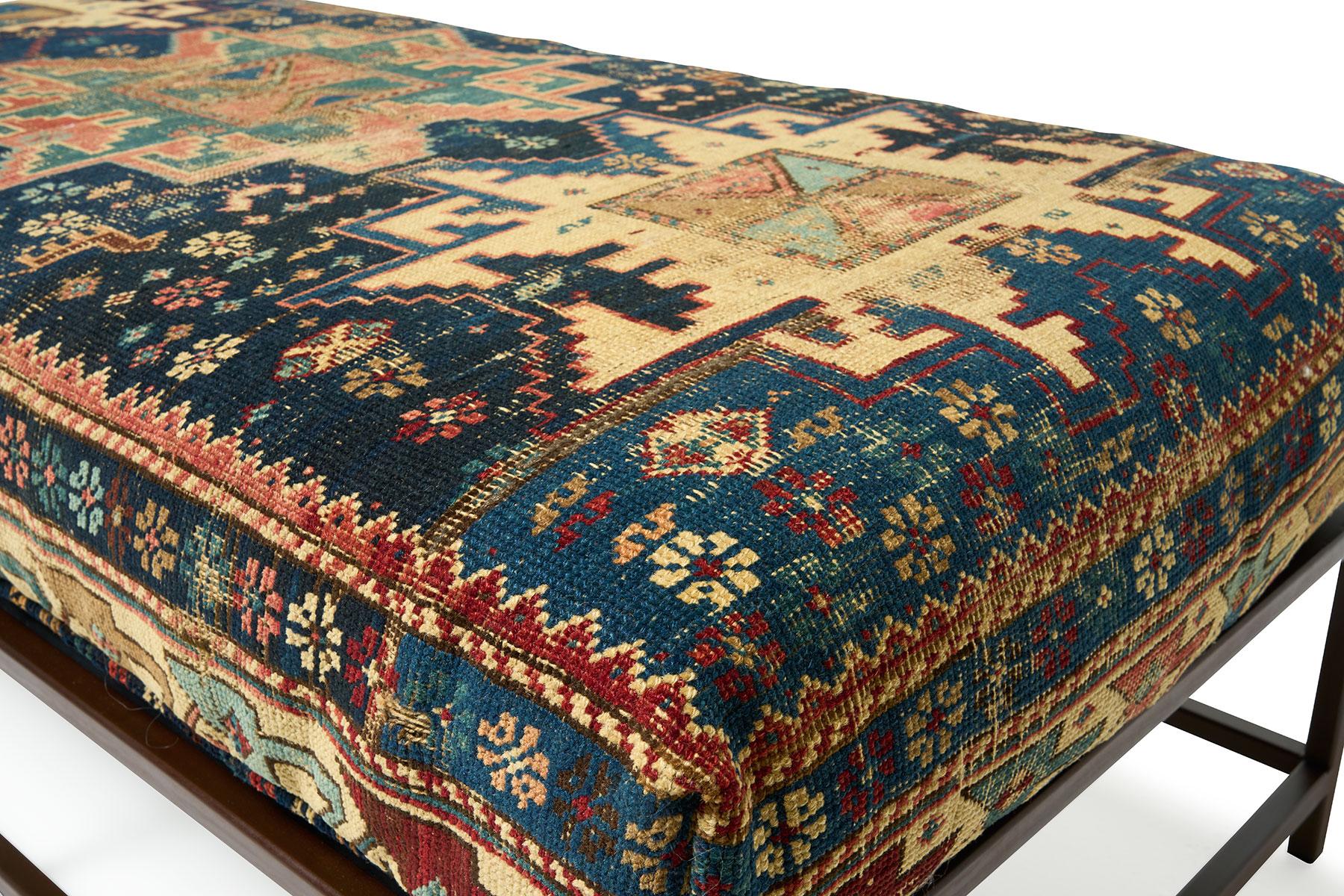 Acier Banc avec tissu d'ameublement de tapis antique en vente