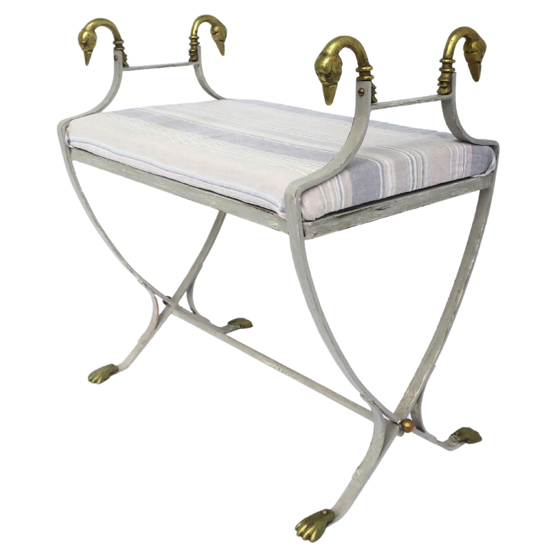 Banc avec épis de faîtage en laiton style Regency