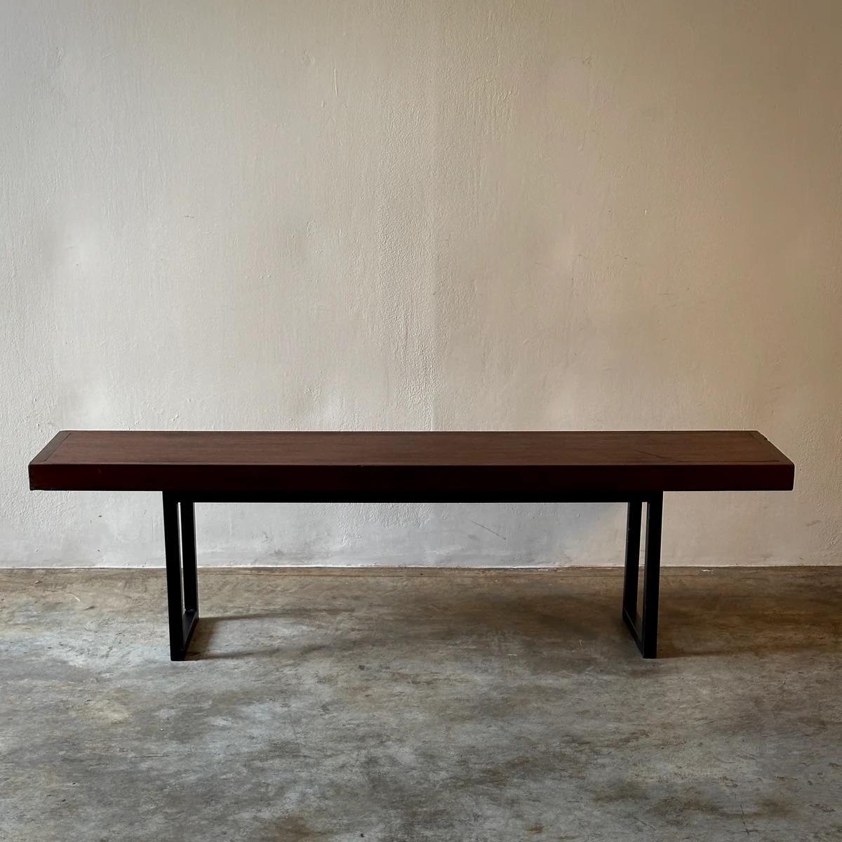 Panche moderniste belghe, ciascuna realizzata con un'elegante base in metallo e un piano in teak massiccio. Questi pezzi incarnano un'etica di design minimalista pur mantenendo un aspetto caldo e invitante. Le linee pulite e lineari consentono una