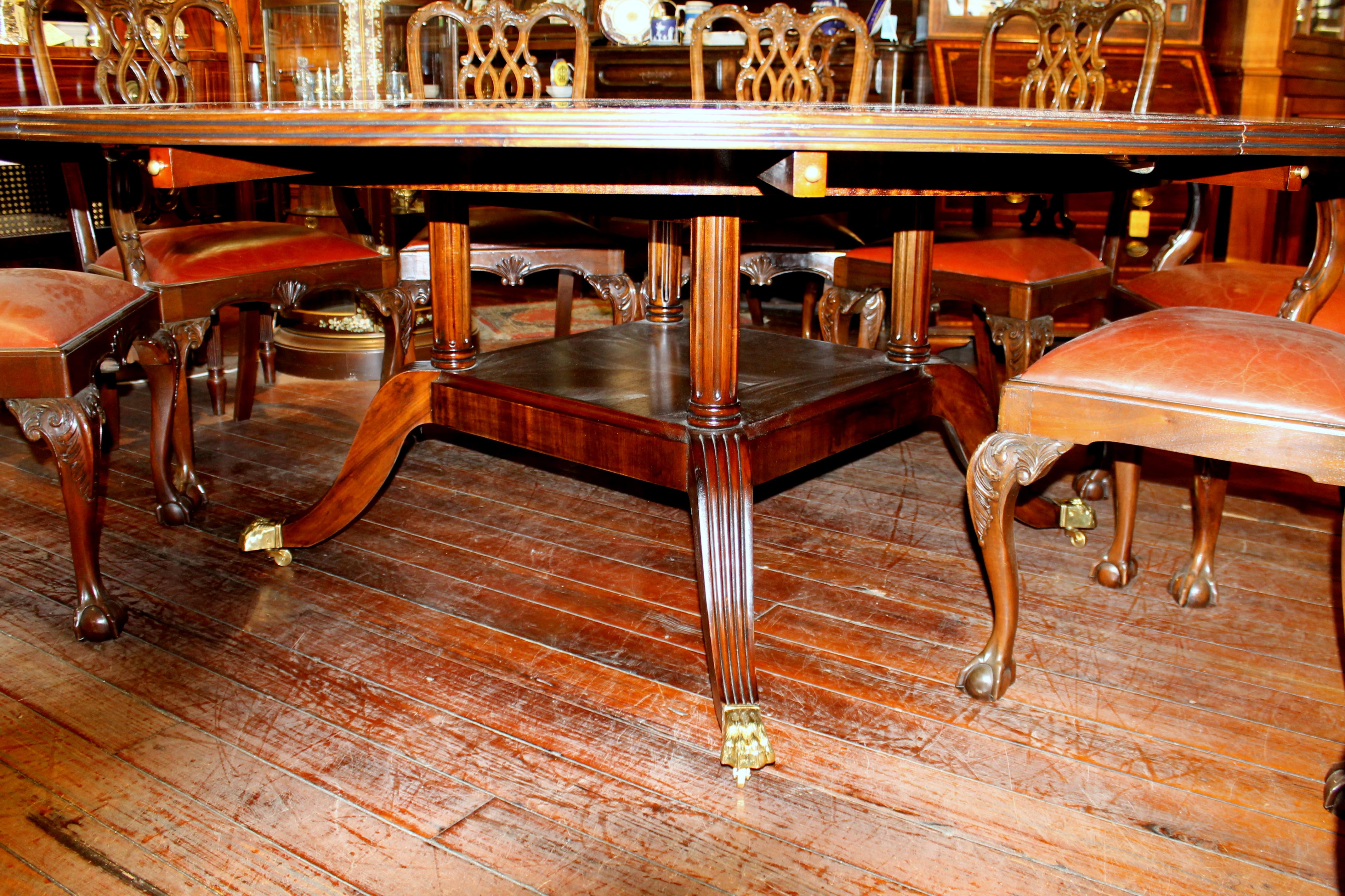 circular table with leaf