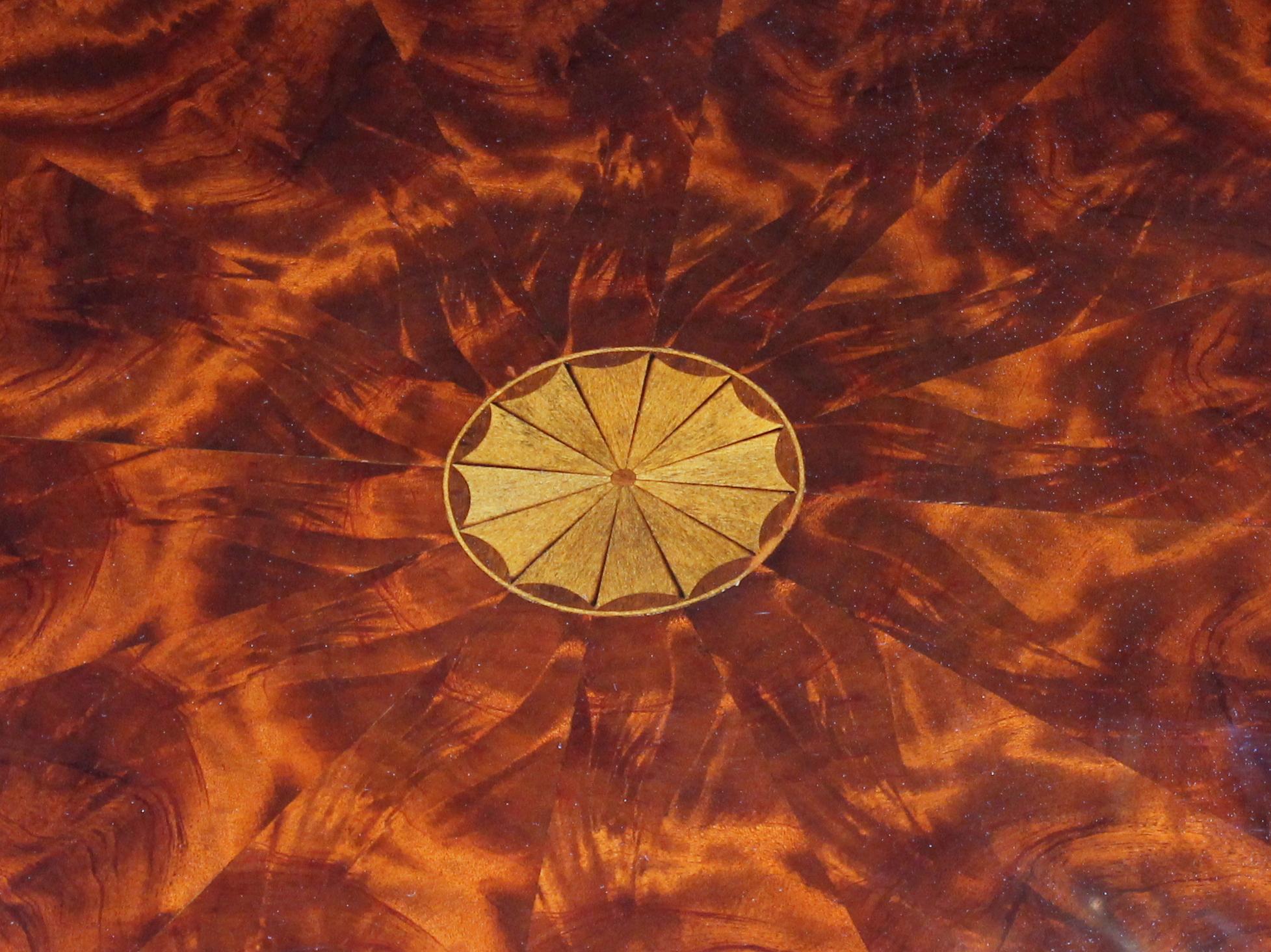 Esstisch aus geflammtem Mahagoni mit umlaufenden Blättern, handgefertigt (21. Jahrhundert und zeitgenössisch) im Angebot