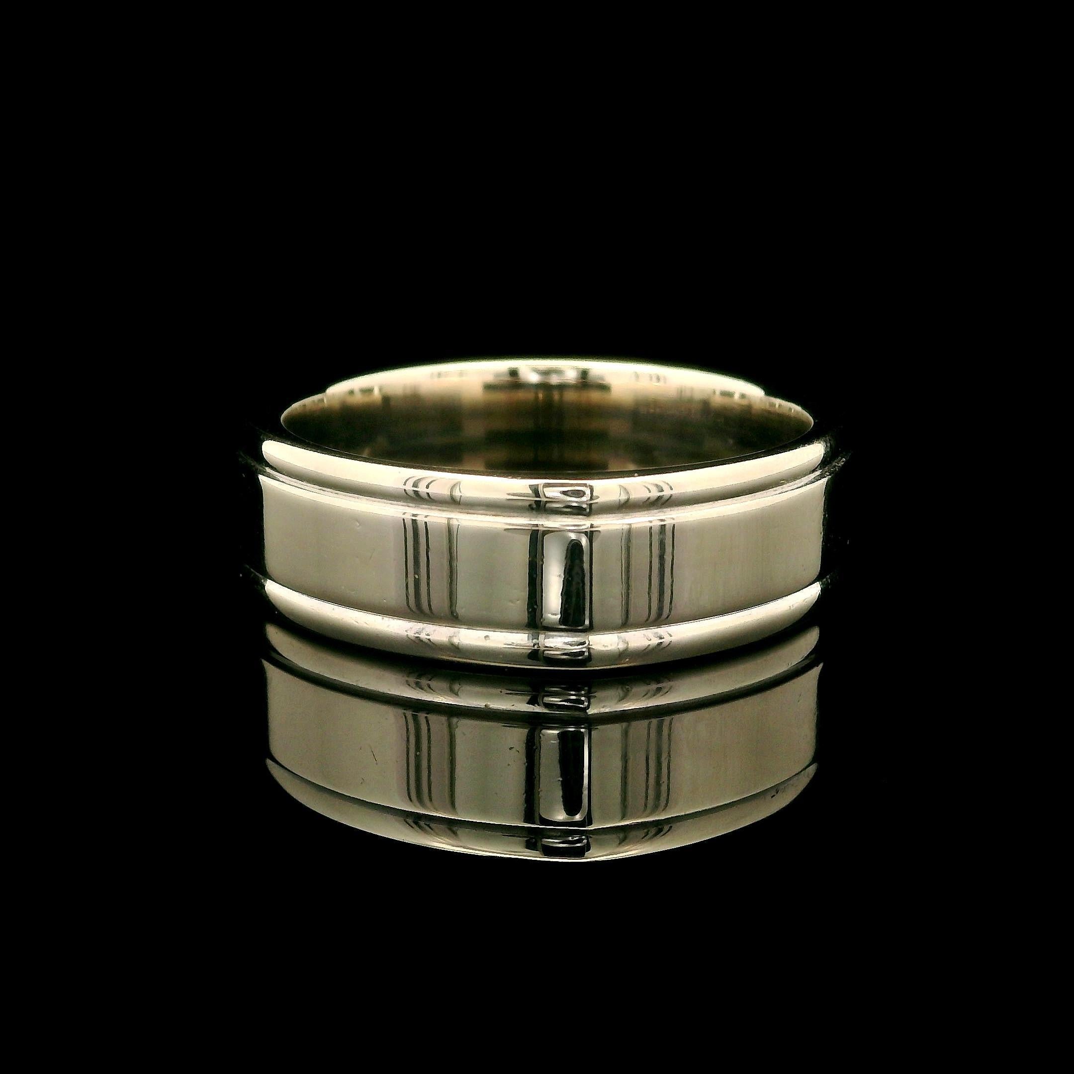 Anillo cuadrado de oro blanco de 14 quilates de 6,8 mm de ancho y acabado pulido sz 10 en Excelente estado para la venta en Montclair, NJ