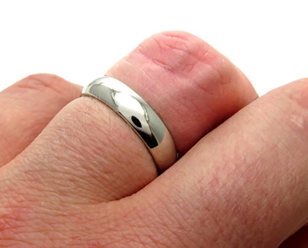5 MM SOLID PLATINUM PLAIN HIGH POLISHED DOME WEDDING BAND RING size 7 COMFORT FIT by Benchmark

A COMFORT FIT 5 MM PLATINUM 950 WEDDING BAND in size 7. Can be slightly sized smaller or larger. The band is made out of SOLID PLATINUM. High Polish, can
