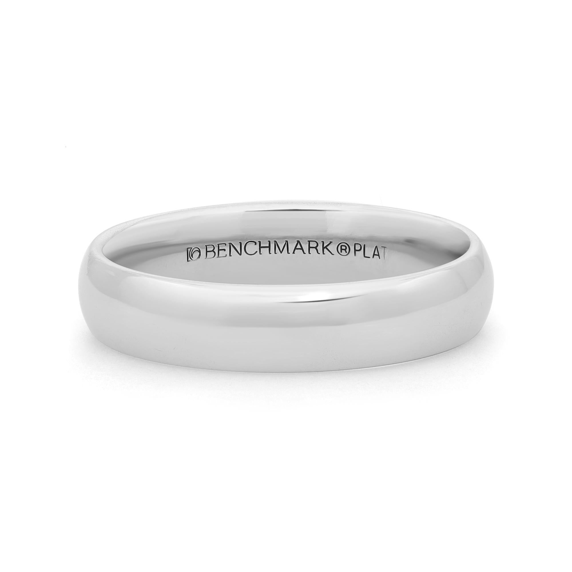 Moderne Benchmark Mens Wedding Band Ring Platinum en vente