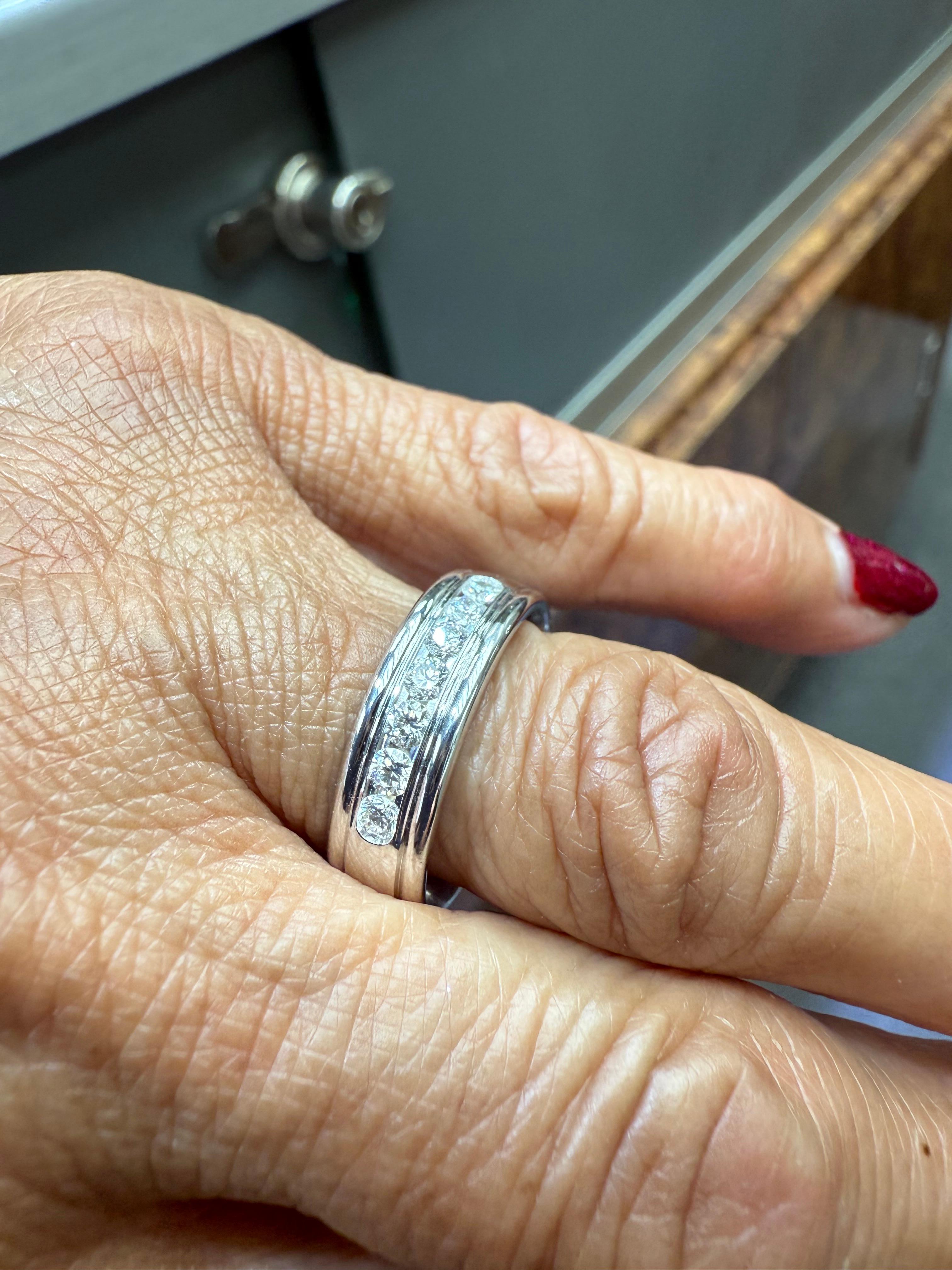 Benchmark Siete Diamantes 14k  Anillo de oro blanco Contemporáneo en venta