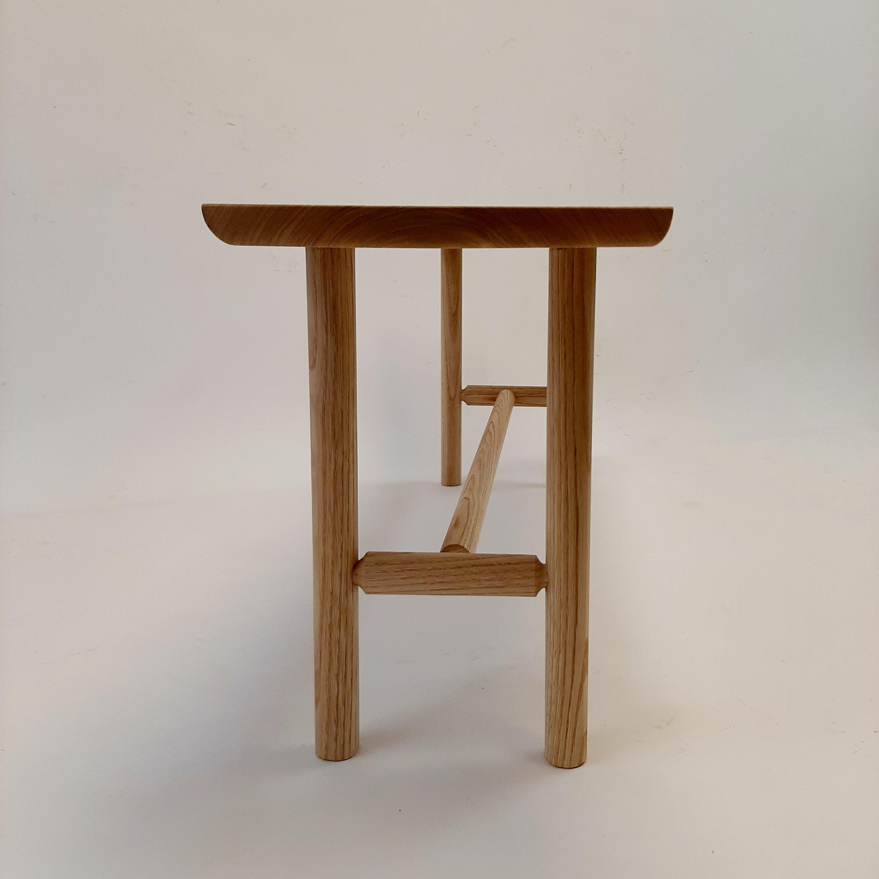Banc n° 6

Fabriqué à la main en châtaignier avec une finition à l'huile, le banc n° 6 capture un équilibre parfait entre le charme rustique et l'élégance raffinée. Les proportions de ce banc rappellent les designs de meubles emblématiques de