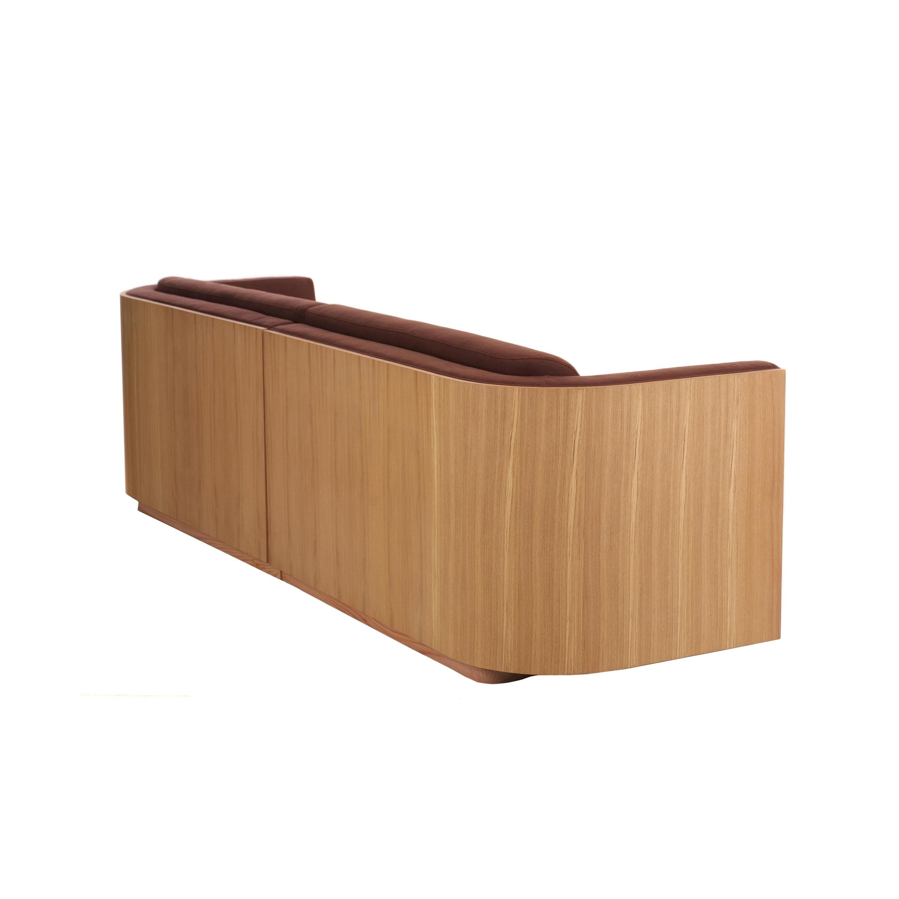 Bend Sofa mit freiliegender Holzlehne (Moderne) im Angebot