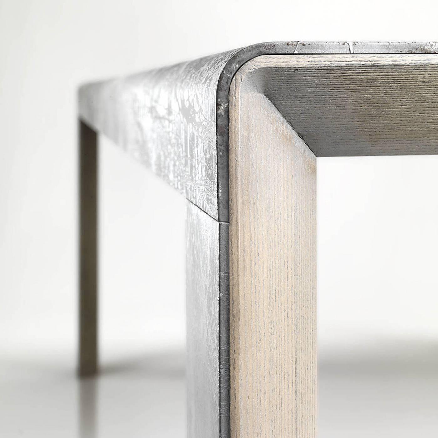The solid ashwood structure of this long, rectangular table is an exercise in refined simplicity. Combining the straight angles of the inner side of the legs and the gentle curve that connects the top to its base, this piece is harmonious and