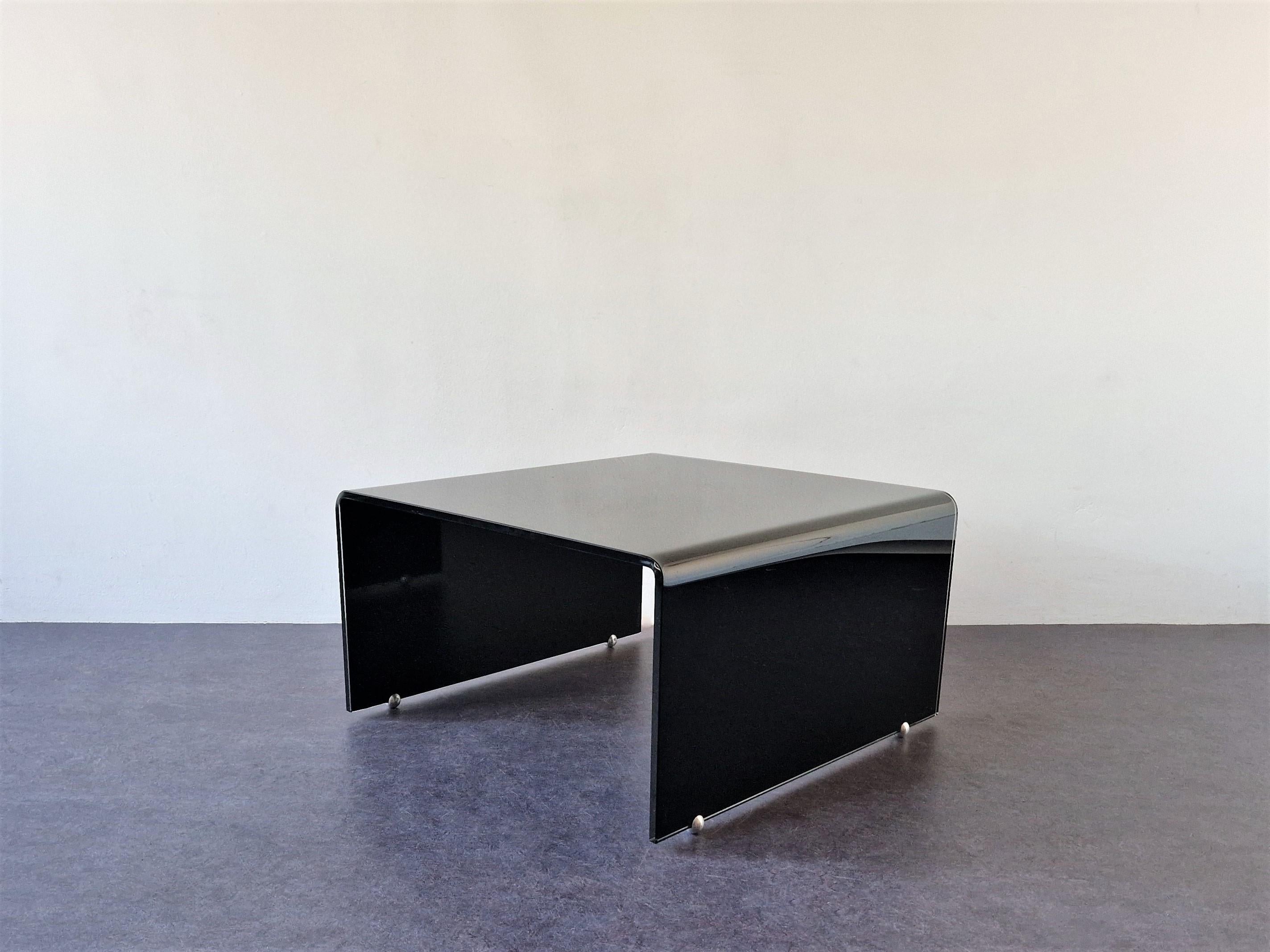 This black glass coffee table is made out of 1 piece of curved glass. It has 4 aluminum ball shaped feet that can be taken of. The aluminum parts make these tables even more stylish and elegant. A beautiful minimalistic design that has obvious