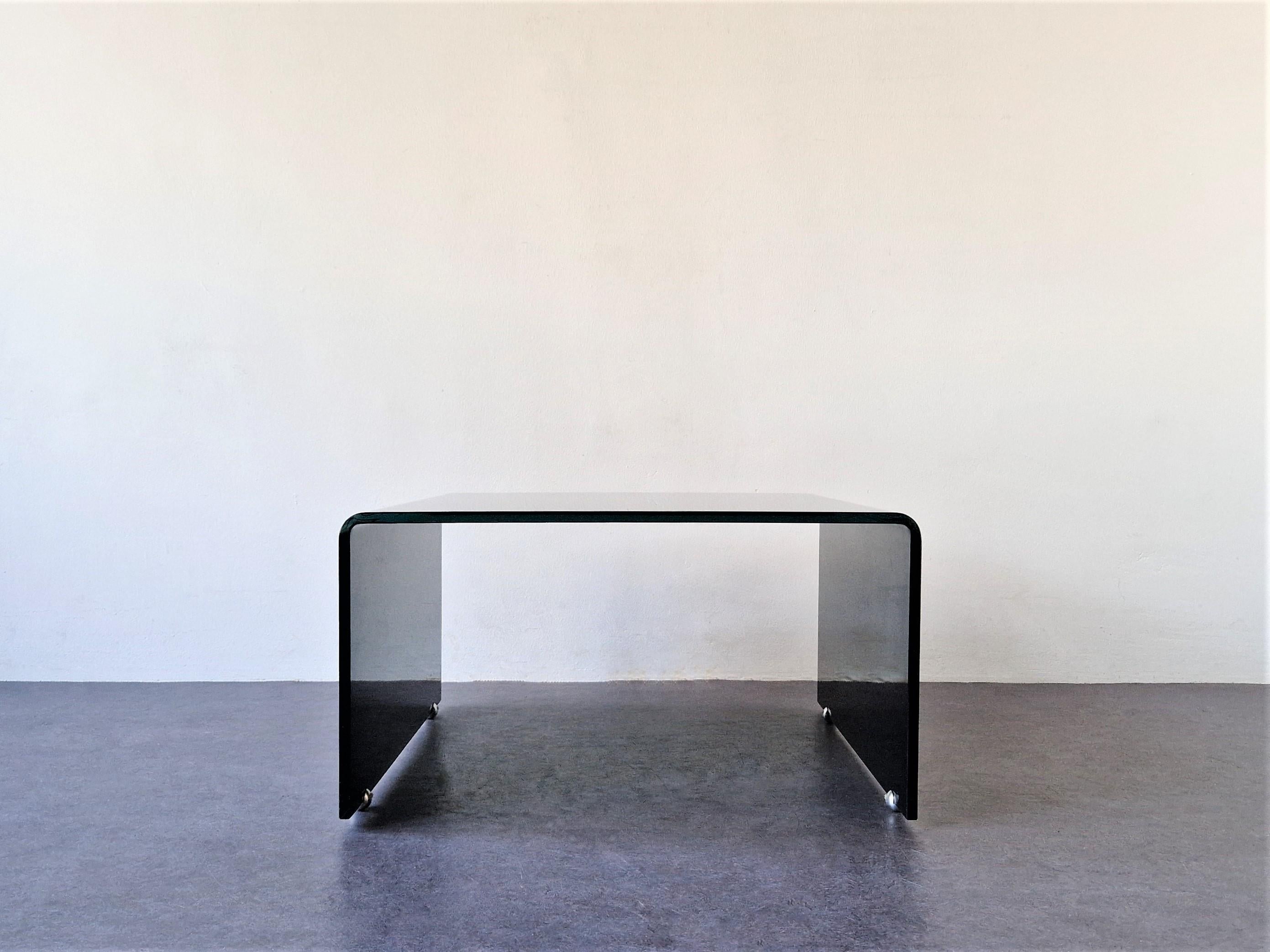 Postmoderne Table basse en verre noir avec plateau, 2 articles disponibles en vente