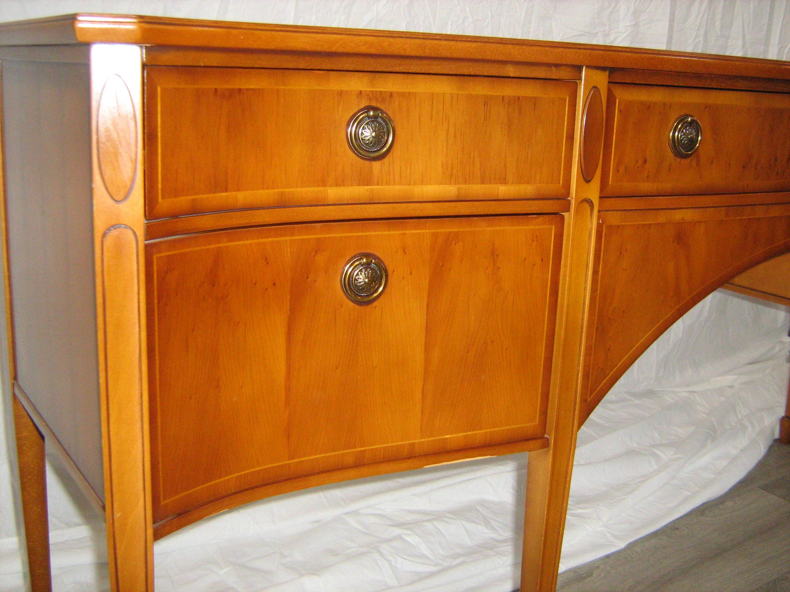 Tavola laterale in pino curvato di Heldense Furniture - Italia in vendita 4