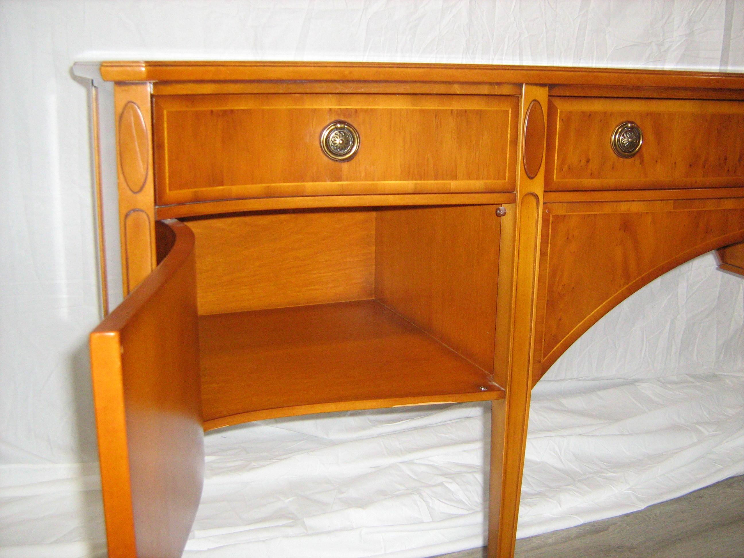 Tavola laterale in pino curvato di Heldense Furniture - Italia in vendita 5