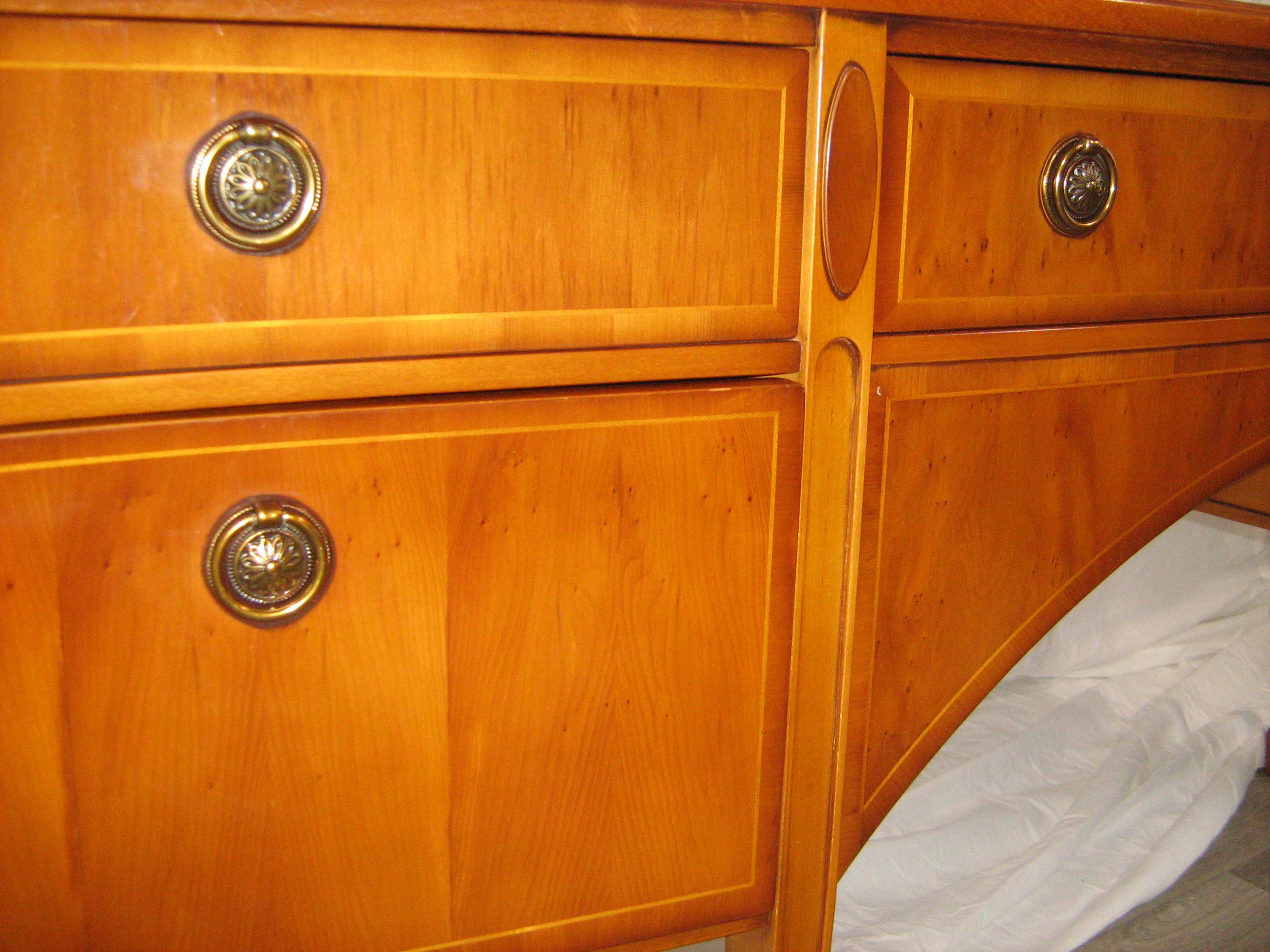 Tavola laterale in pino curvato di Heldense Furniture - Italia in vendita 6