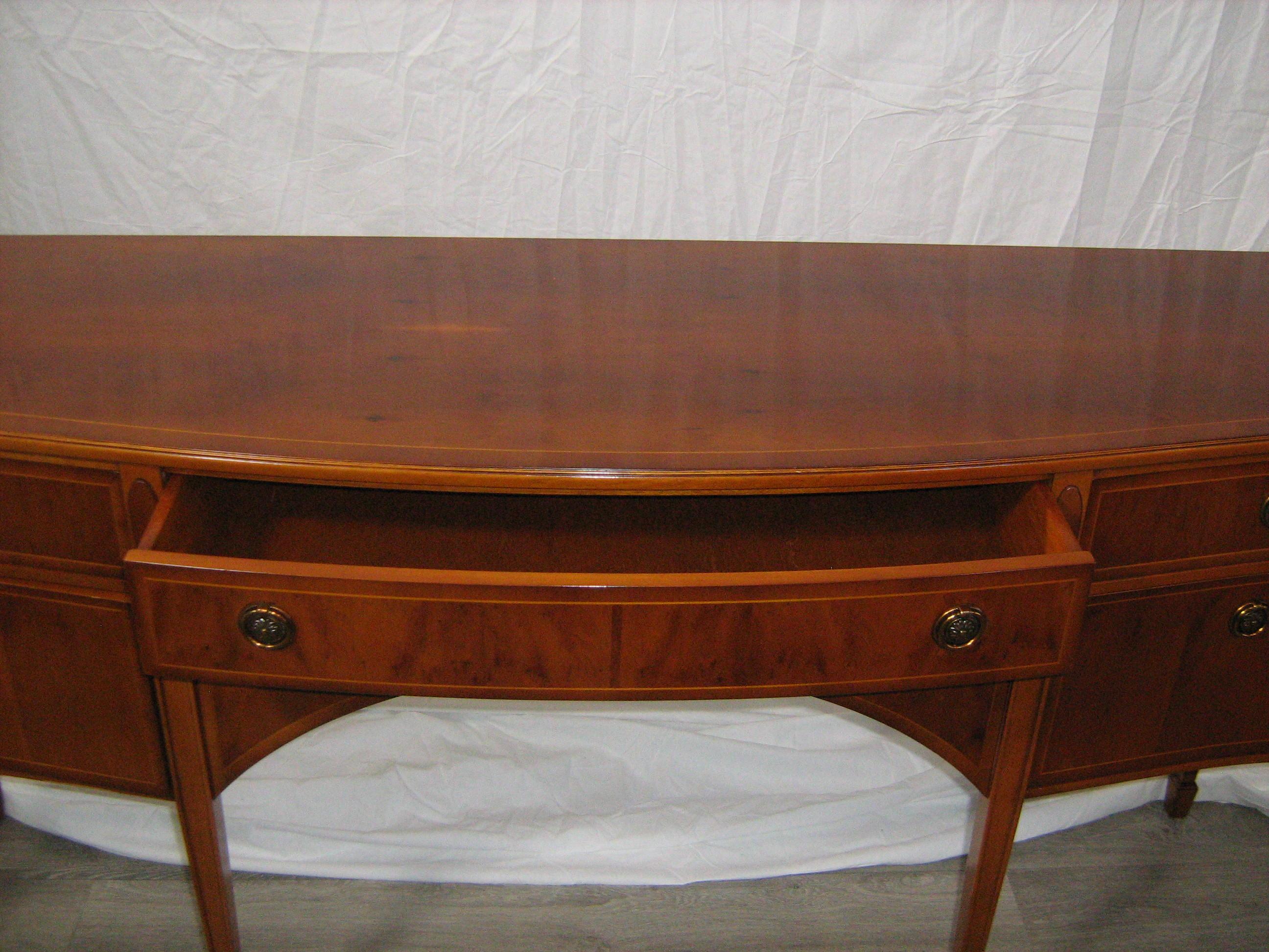 Tavola laterale in pino curvato di Heldense Furniture - Italia in vendita 7