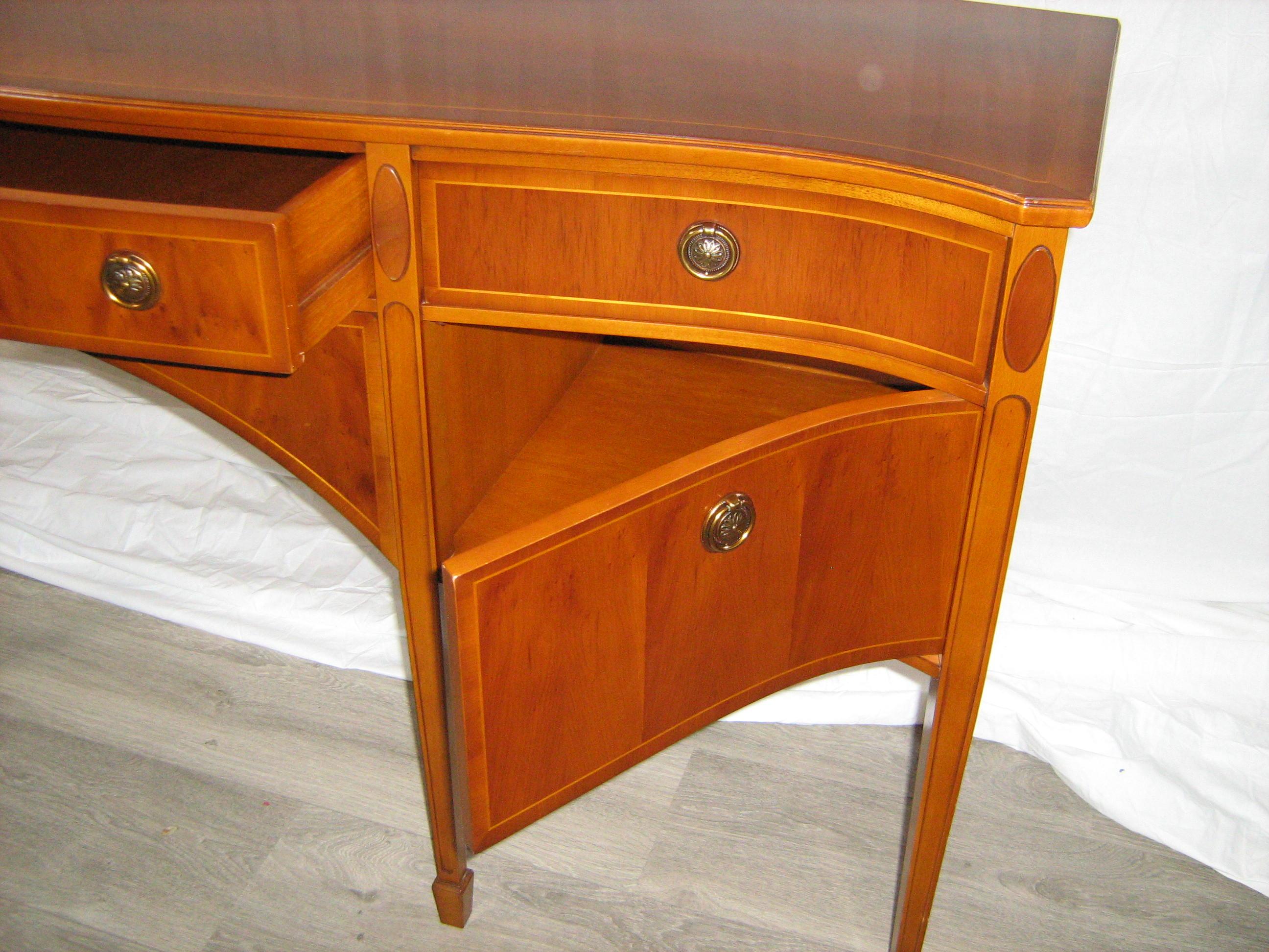 Tavola laterale in pino curvato di Heldense Furniture - Italia in vendita 8