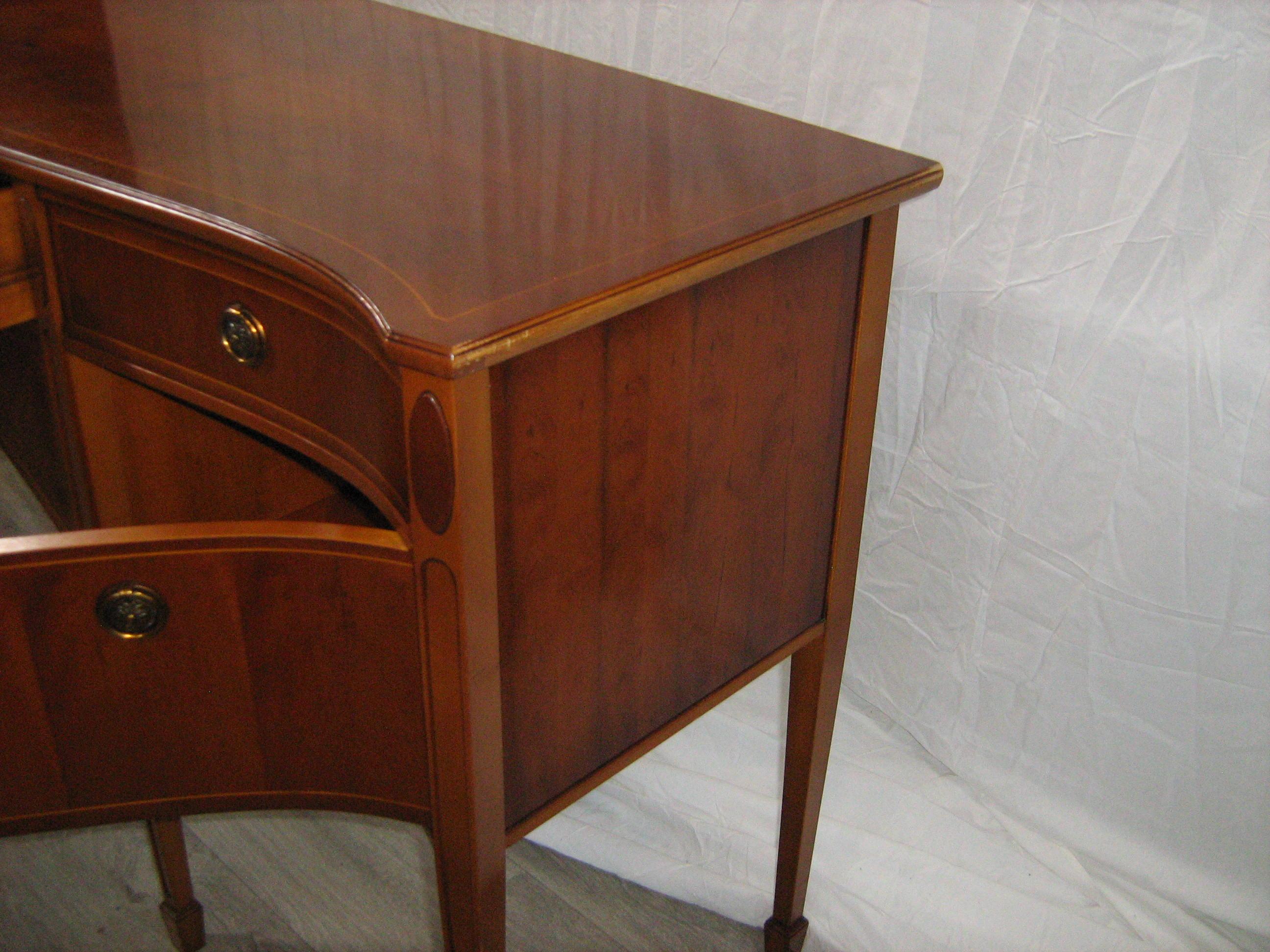Tavola laterale in pino curvato di Heldense Furniture - Italia in vendita 9