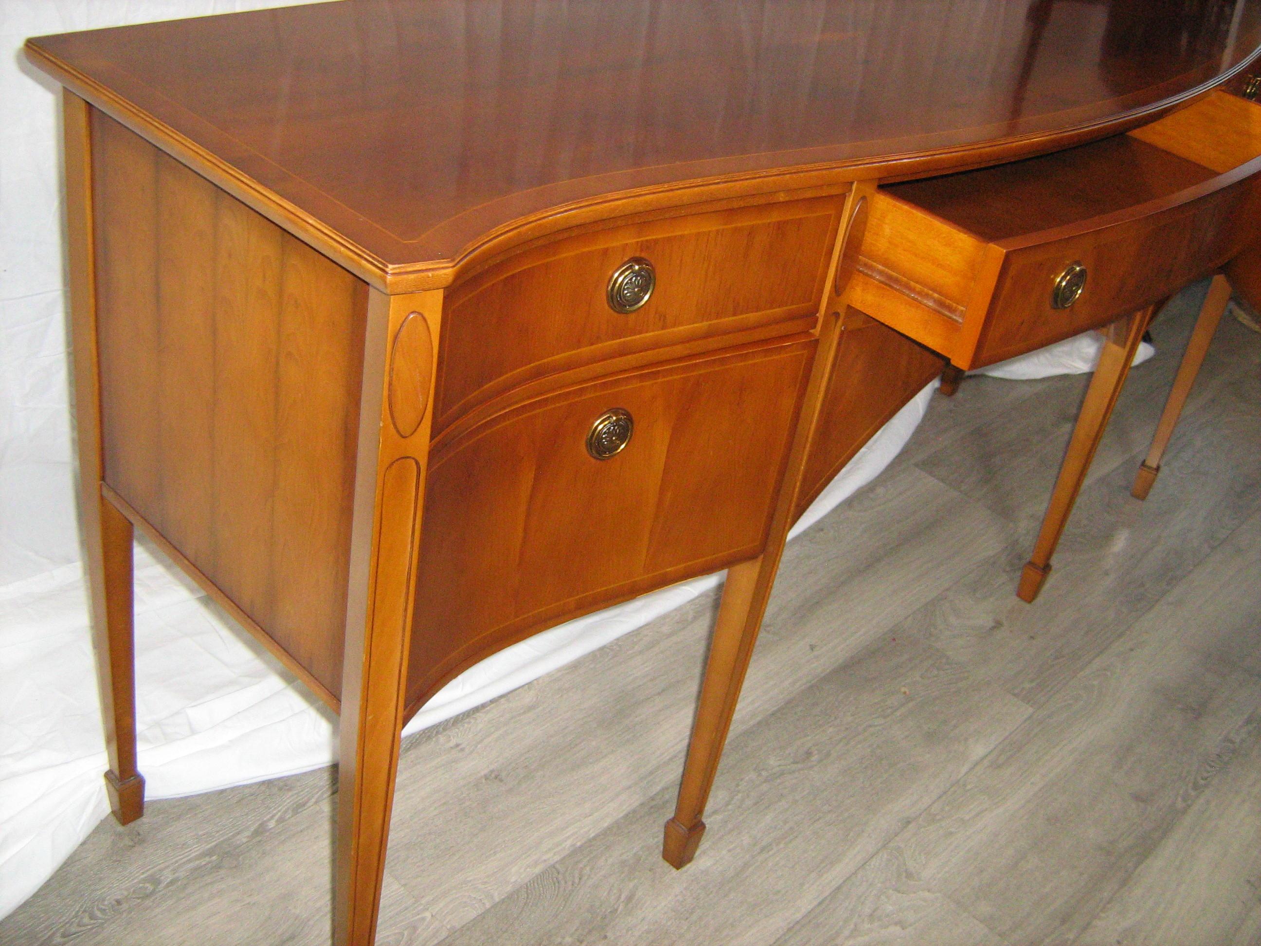 Tavola laterale in pino curvato di Heldense Furniture - Italia in vendita 10